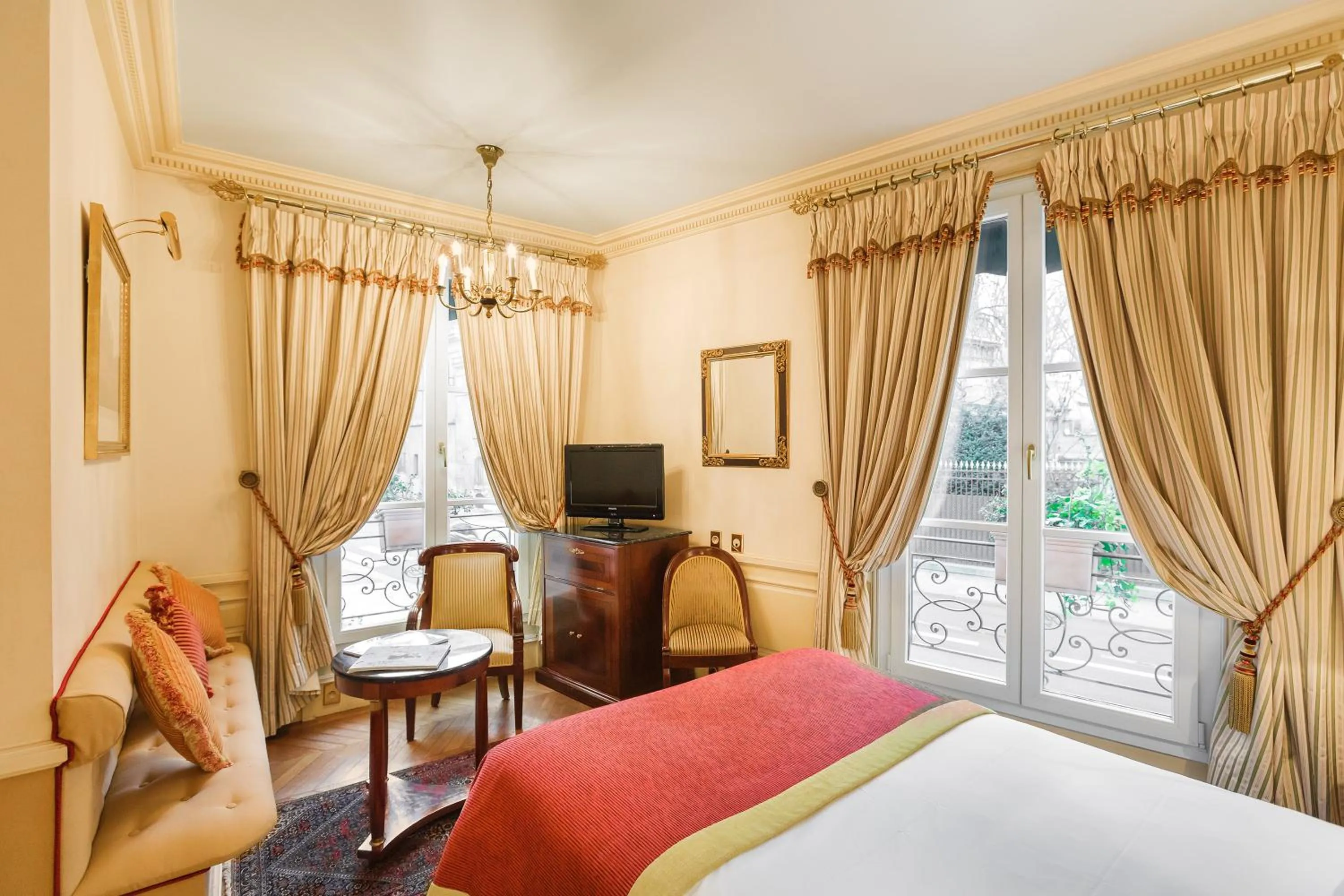 Photo of the whole room, Bed in Hotel Luxembourg Parc