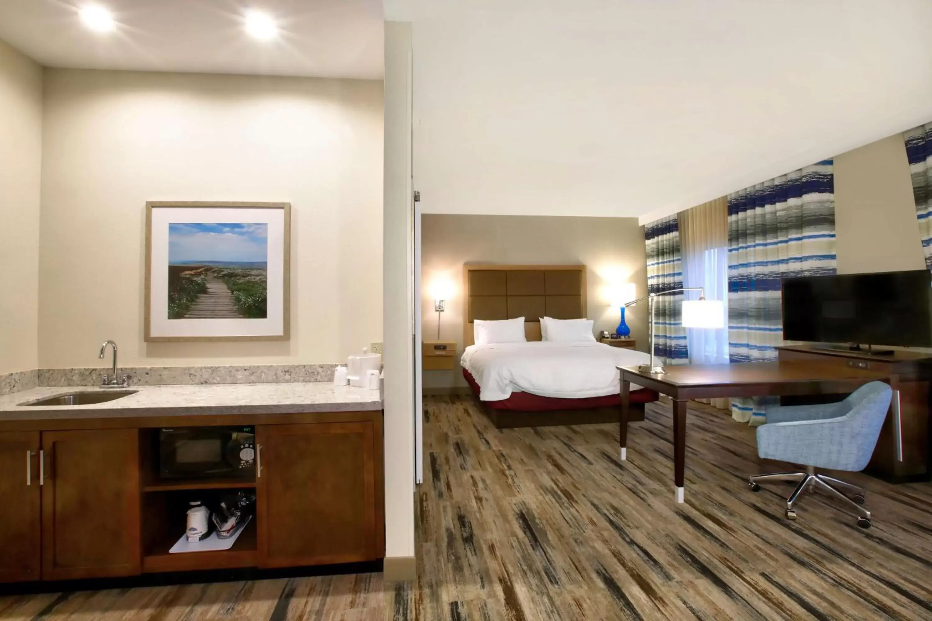 Bedroom in Hampton Inn & Suites By Hilton Baltimore/Aberdeen, Md