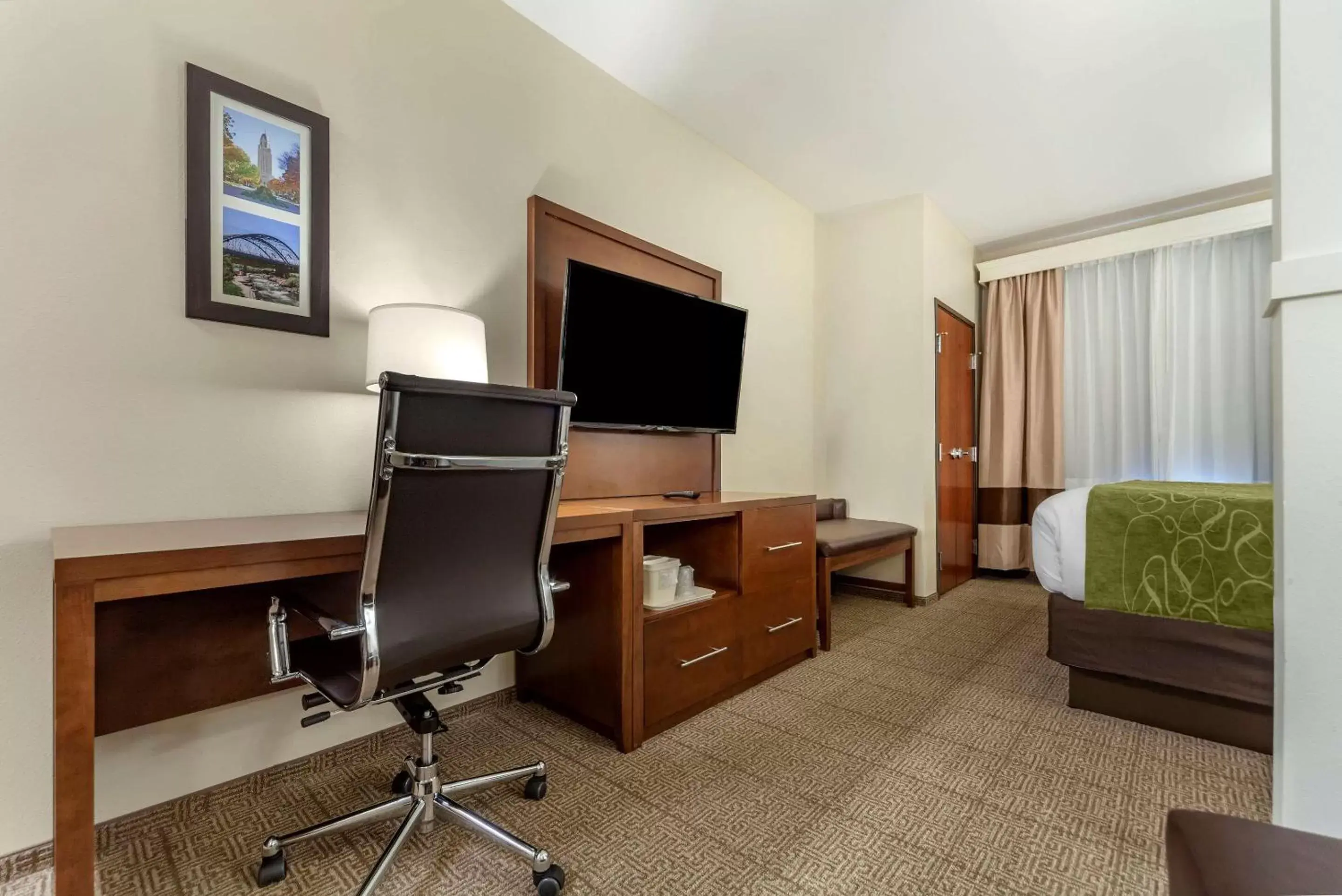 Bedroom, TV/Entertainment Center in Comfort Suites Grand Island