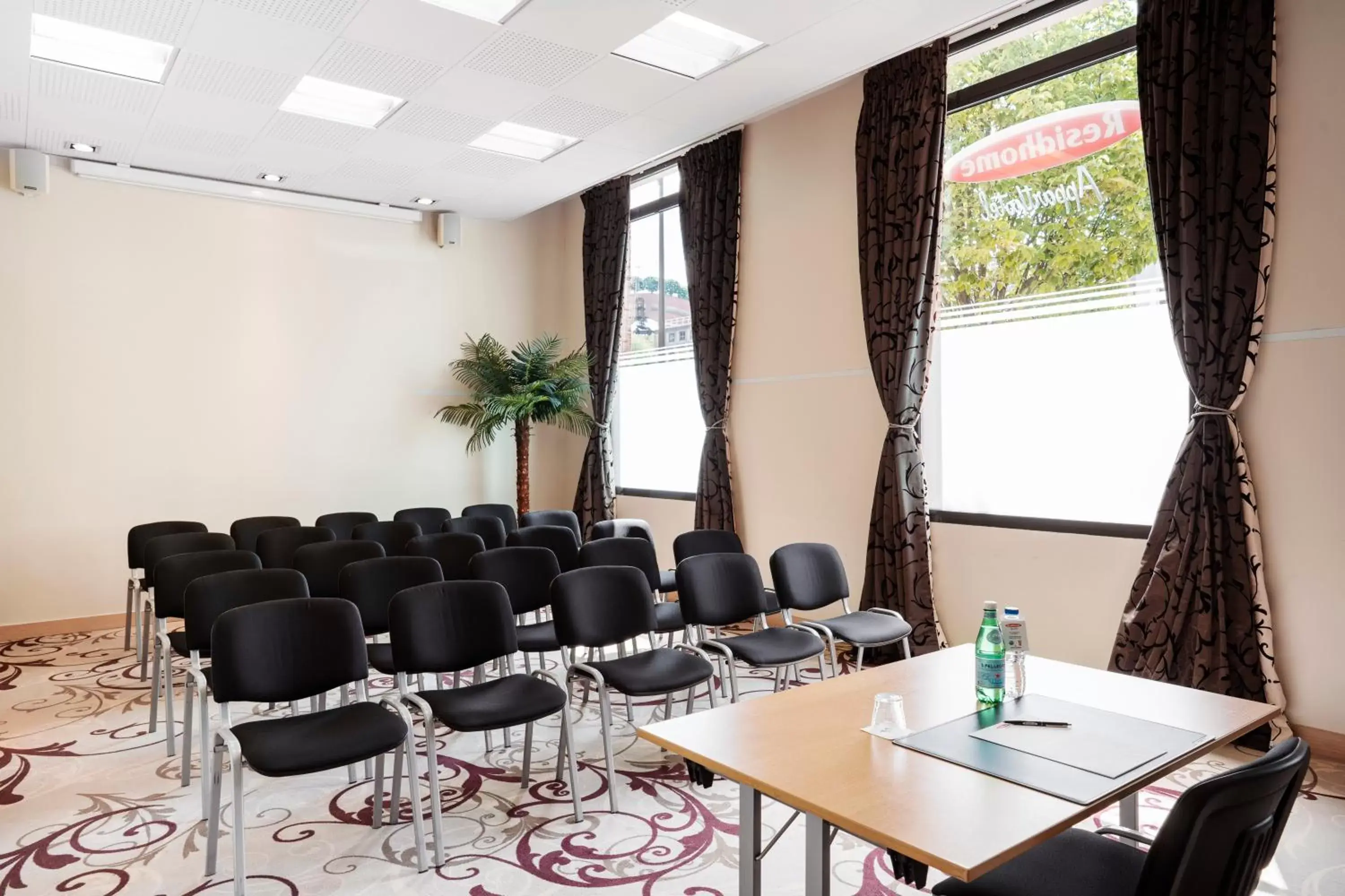 Meeting/conference room, Business Area/Conference Room in Residhome Paris-Evry