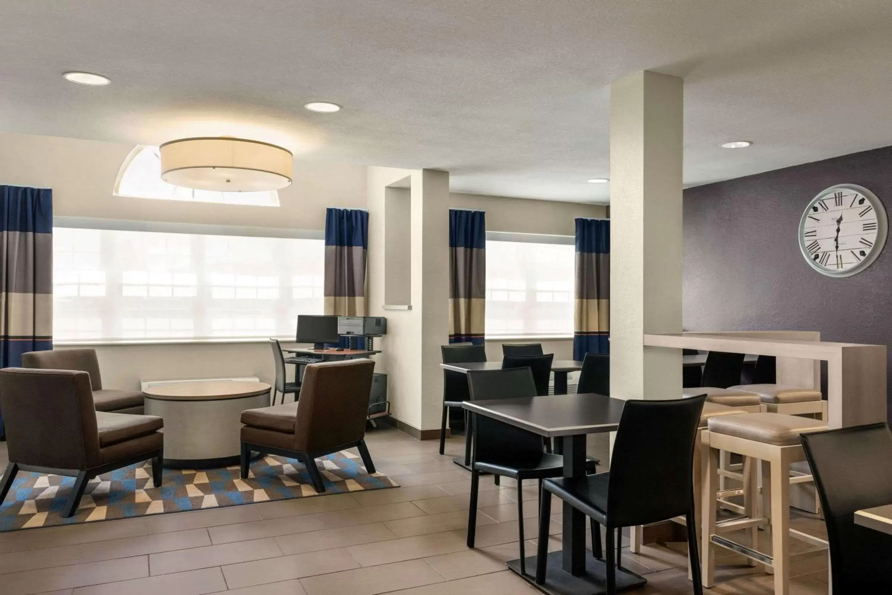 Lobby or reception, Restaurant/Places to Eat in Microtel Inn and Suites - Inver Grove Heights