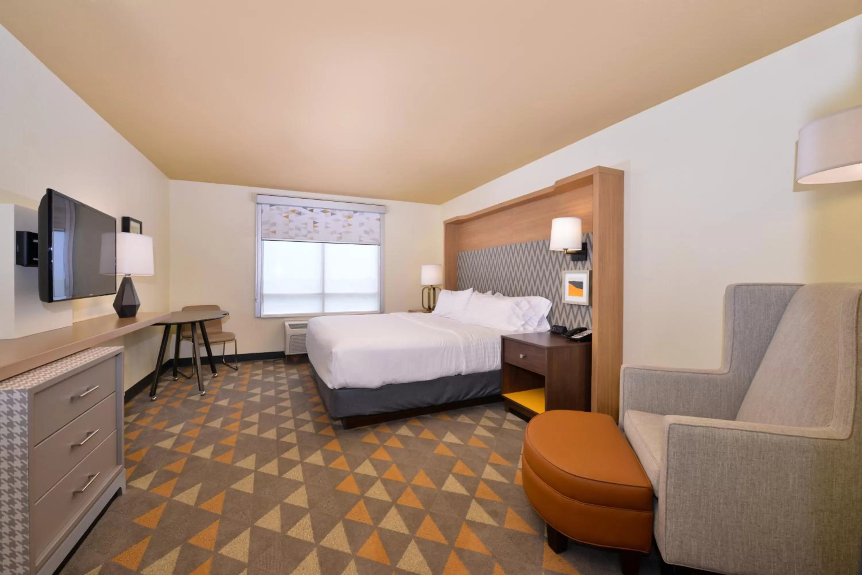 Photo of the whole room, Bed in Holiday Inn Kansas City Airport by IHG