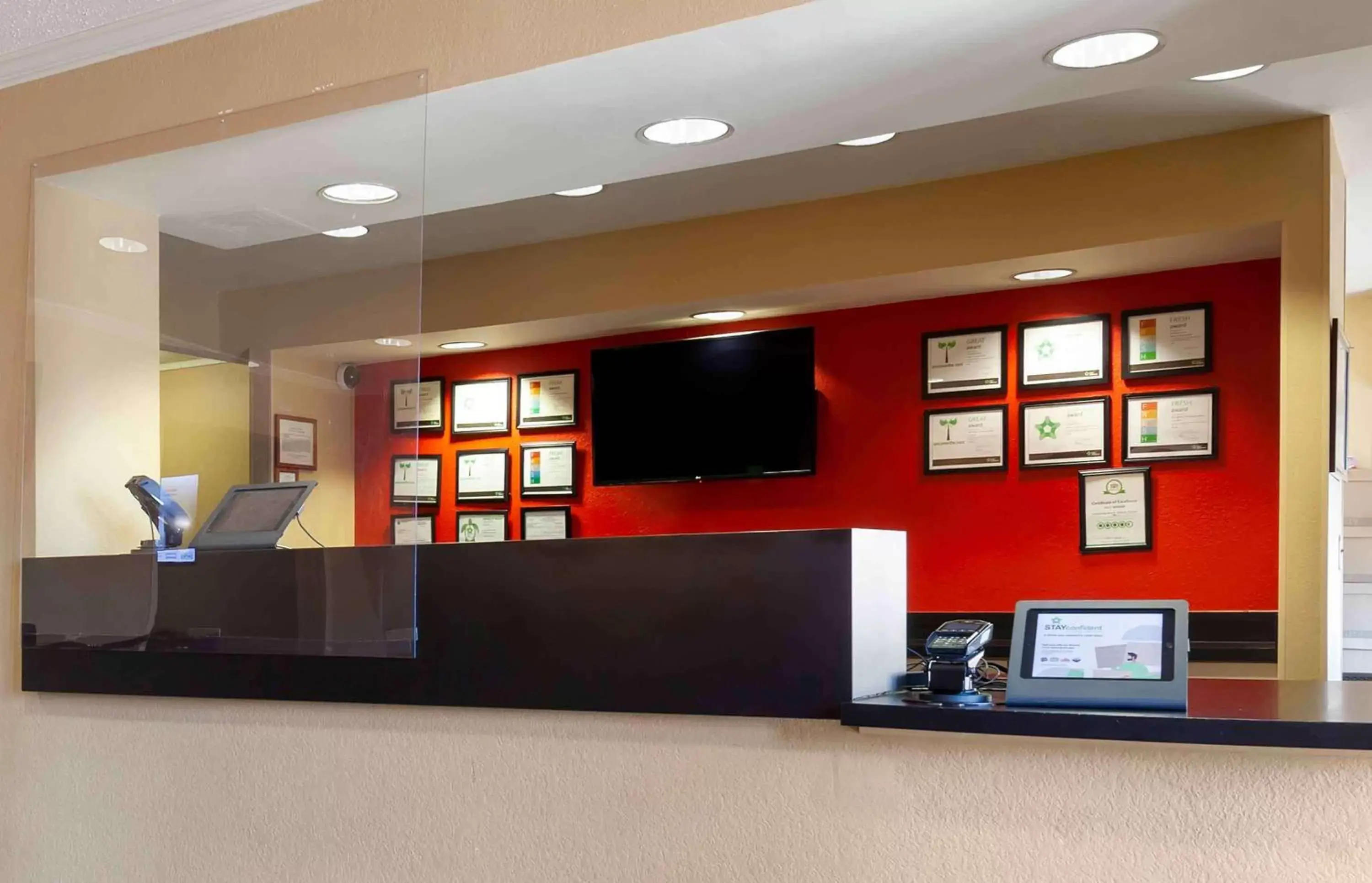 Lobby or reception, TV/Entertainment Center in Extended Stay America Suites - Madison - Old Sauk Rd