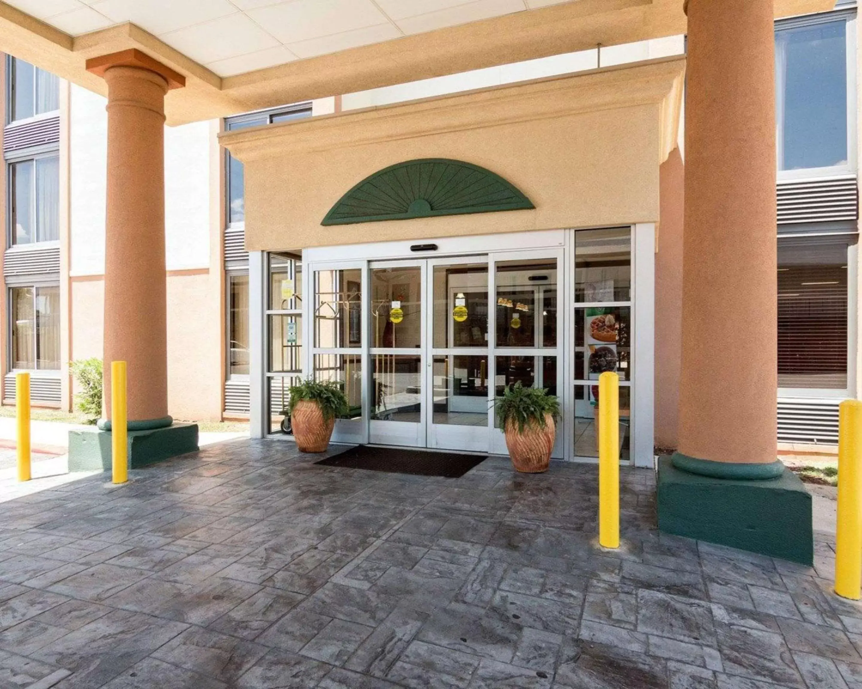 Property building in Quality Inn Shreveport