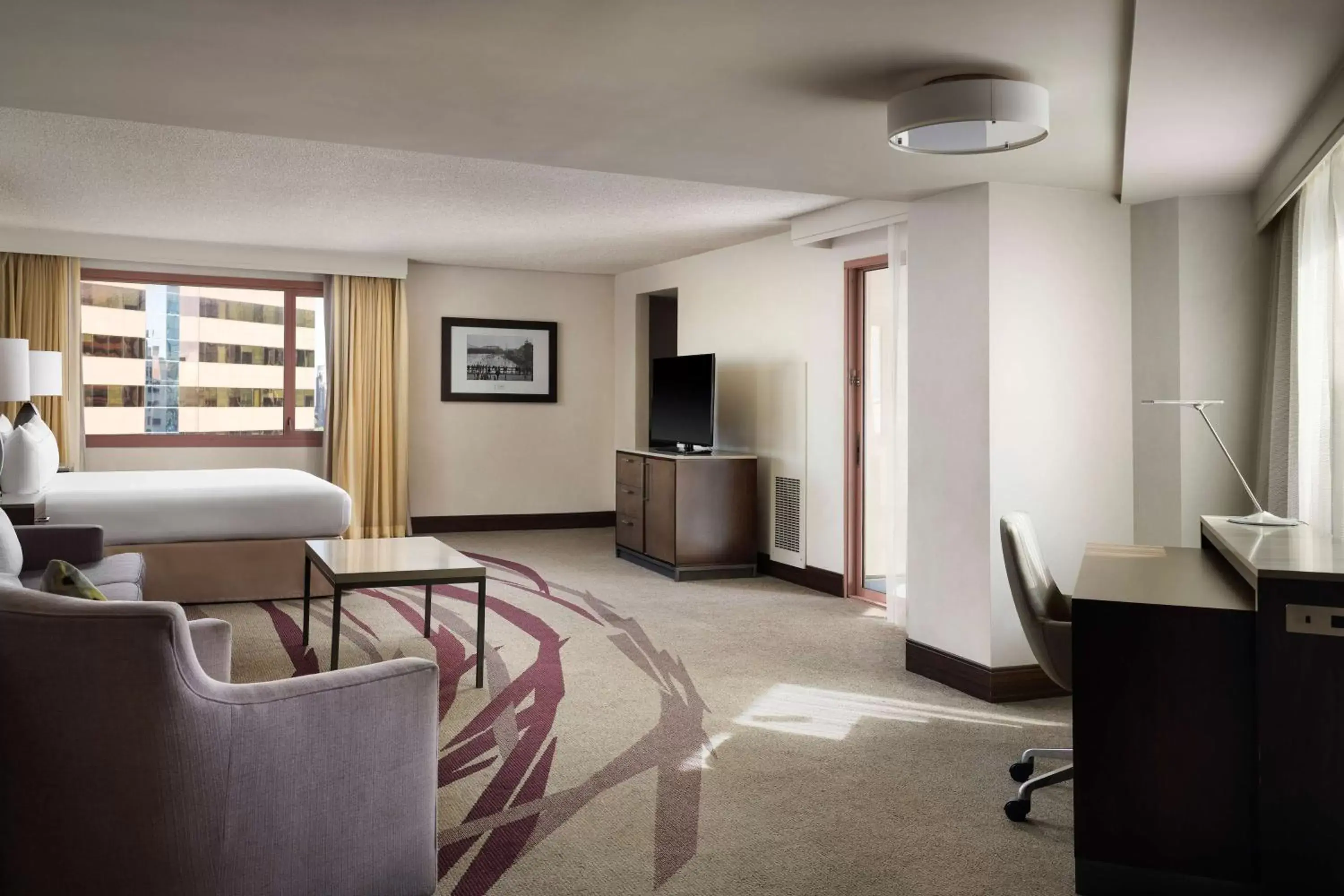 Bedroom, TV/Entertainment Center in Hilton Long Beach Hotel