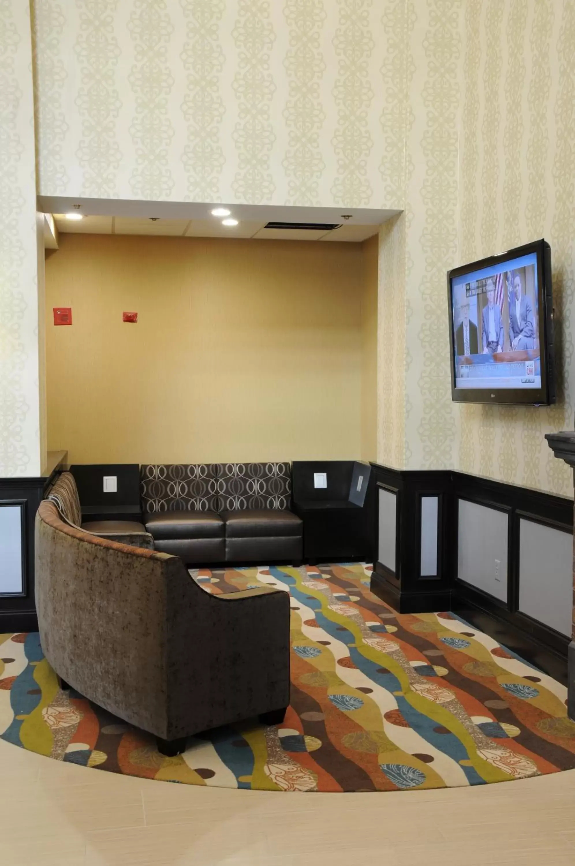 Communal lounge/ TV room in Days Inn by Wyndham Baltimore Inner Harbor