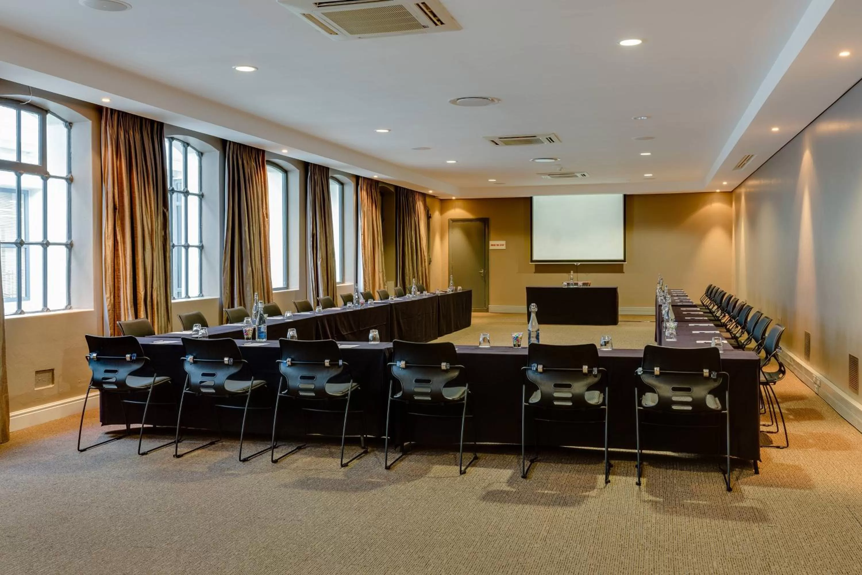 Meeting/conference room in Protea Hotel by Marriott Cape Town Waterfront Breakwater Lodge