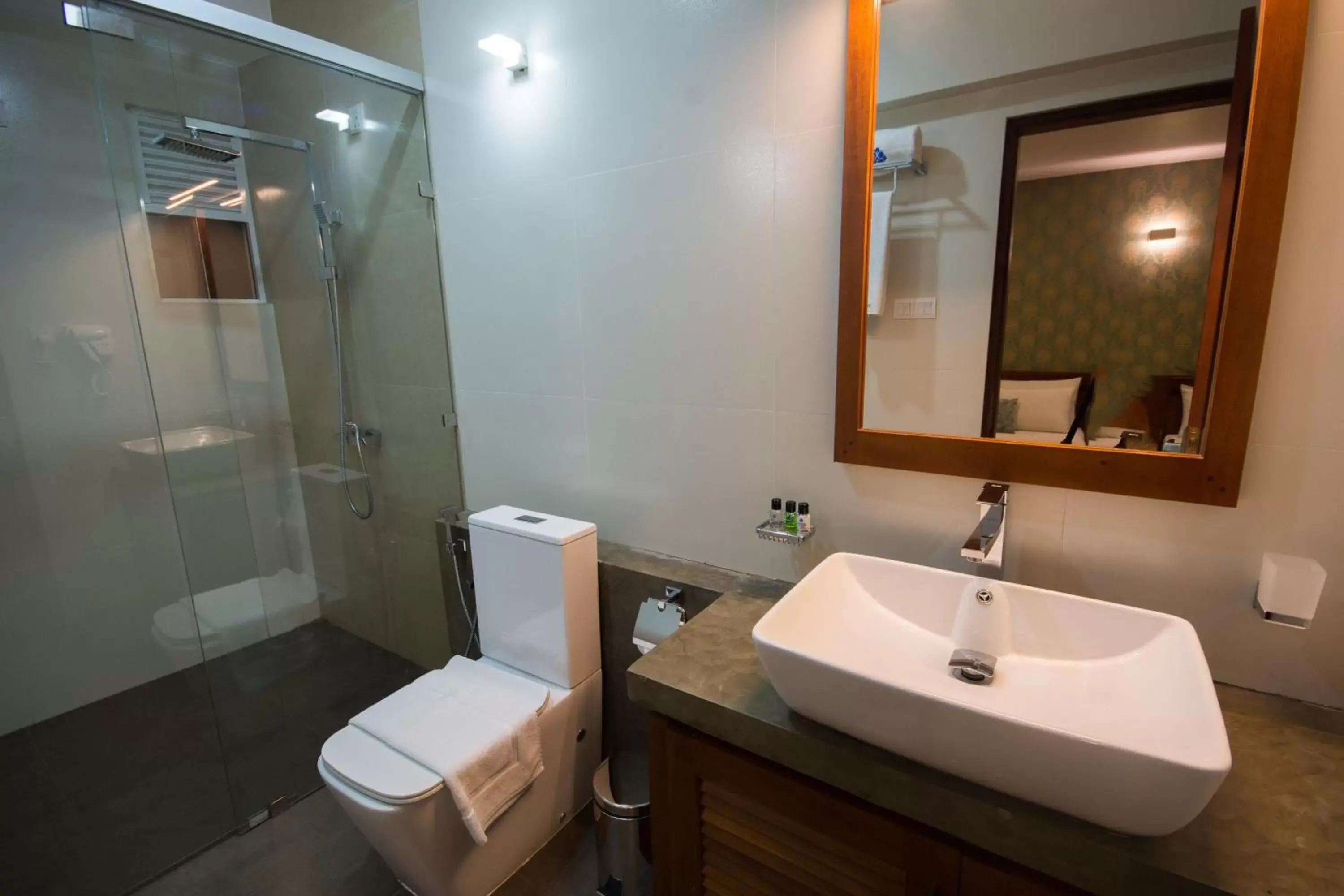 Shower, Bathroom in Ceyloni City Hotel