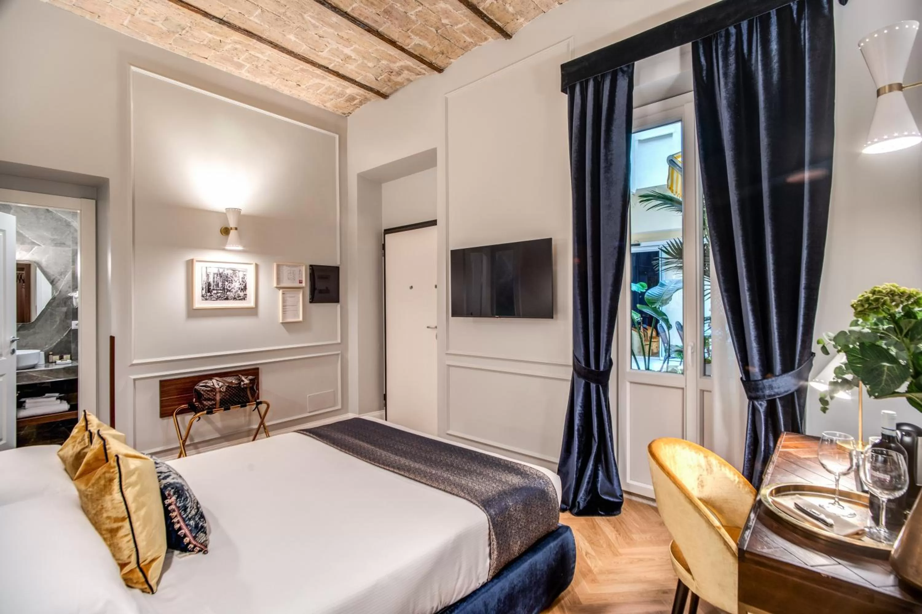 Bed in Tree Charme Augusto Boutique Hotel