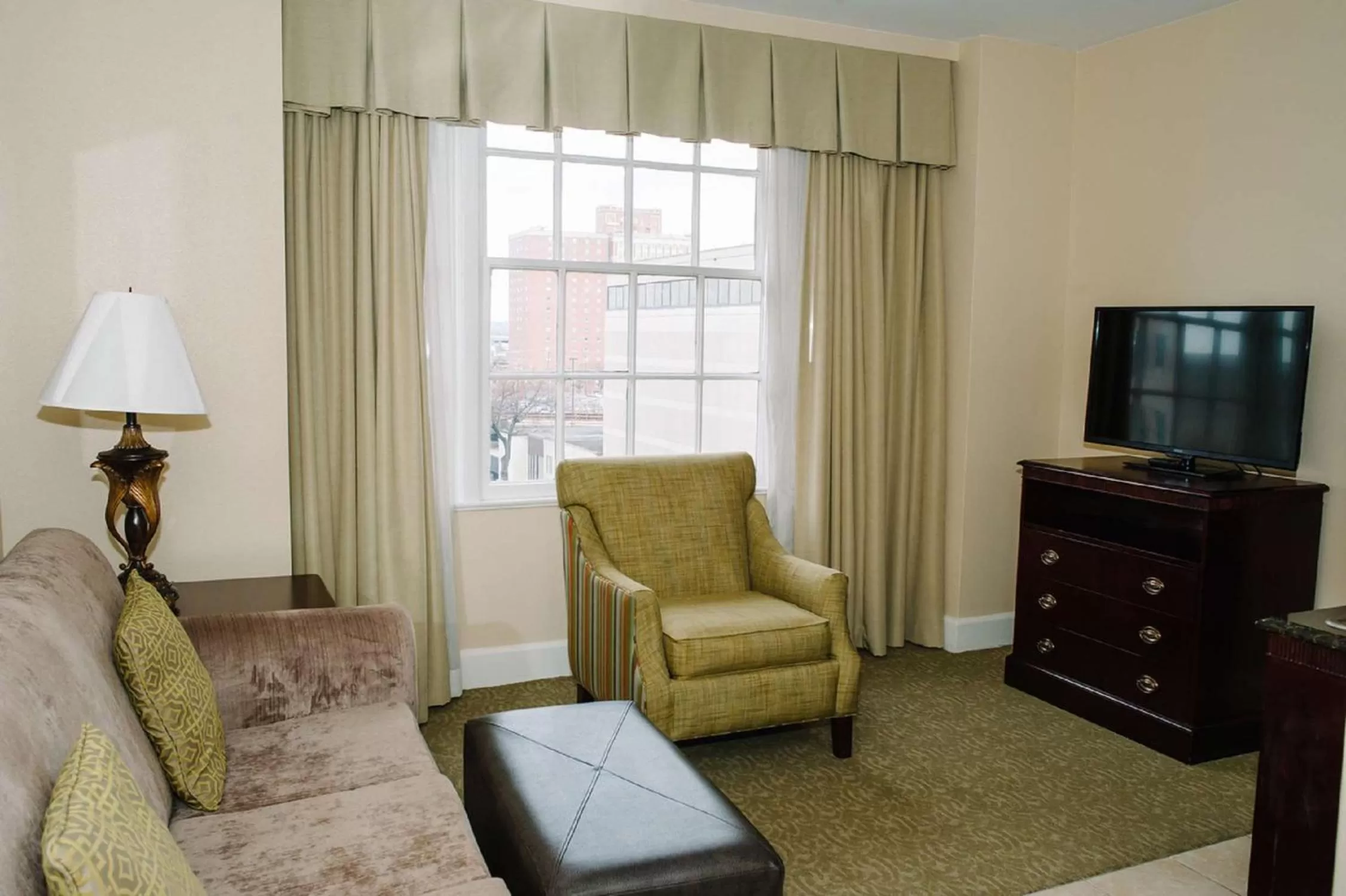 Living room in Hampton Inn & Suites Birmingham-Downtown-Tutwiler