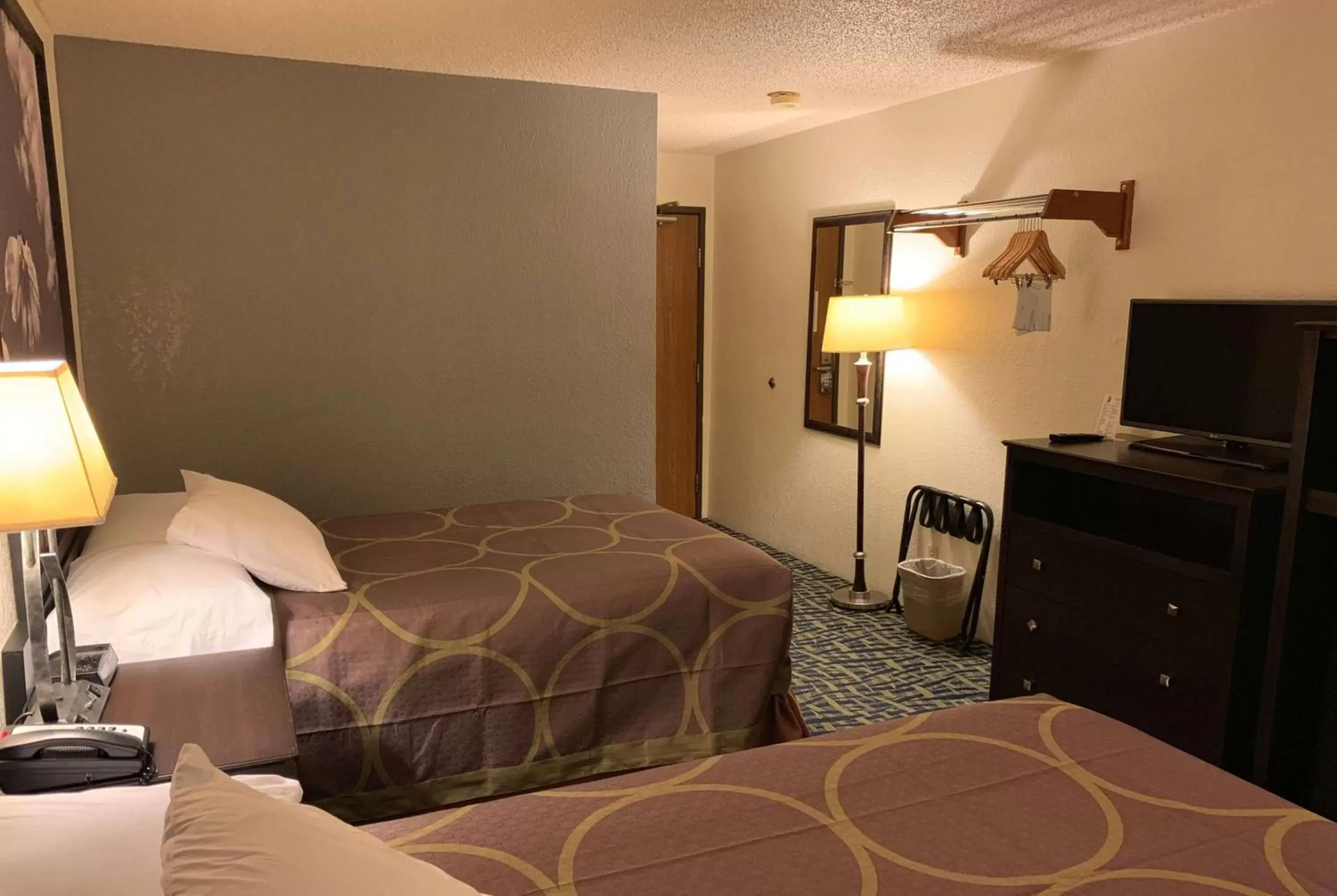 Photo of the whole room, Bed in Super 8 by Wyndham Shakopee