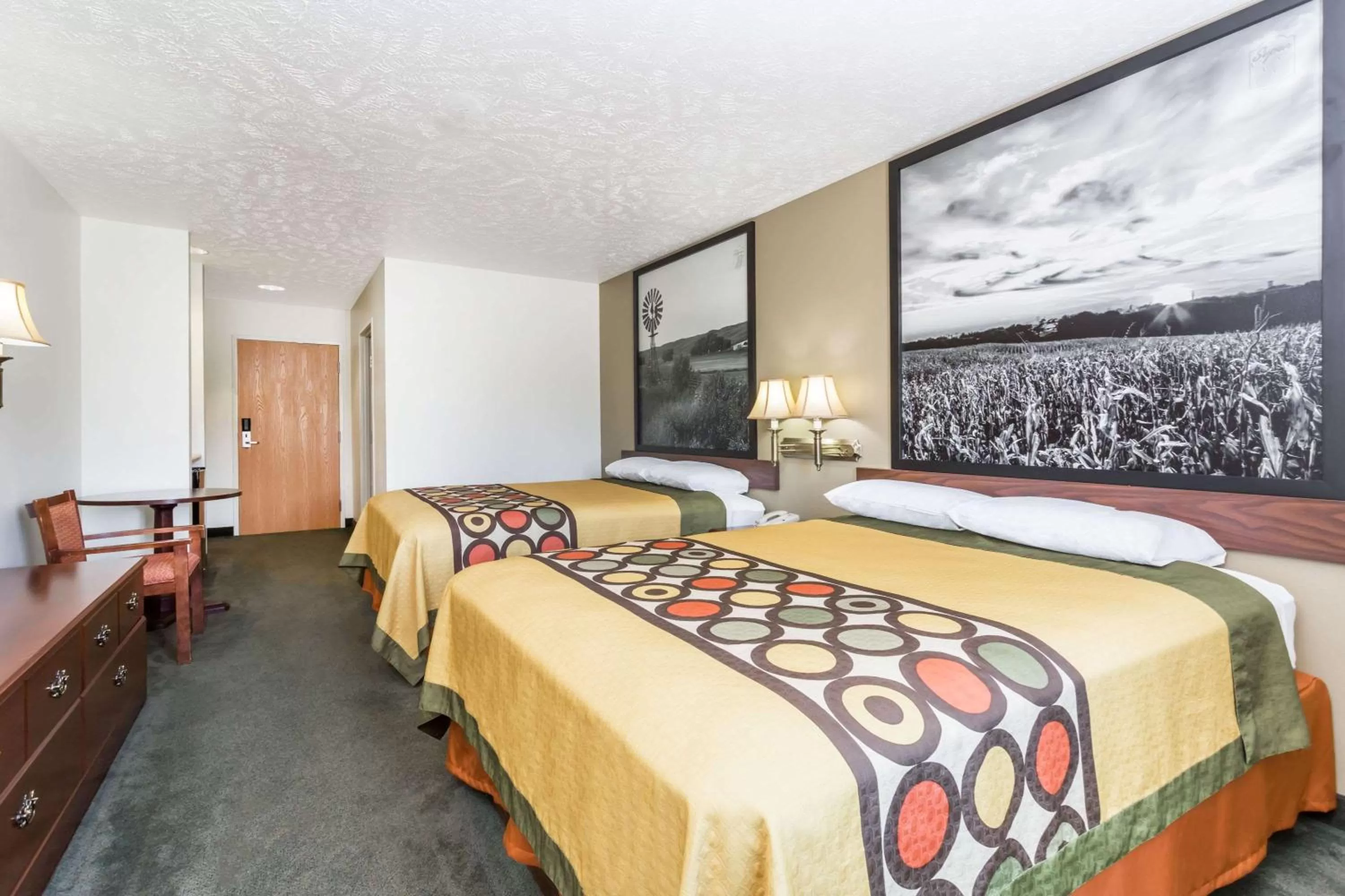 Photo of the whole room, Bed in Super 8 by Wyndham Alma