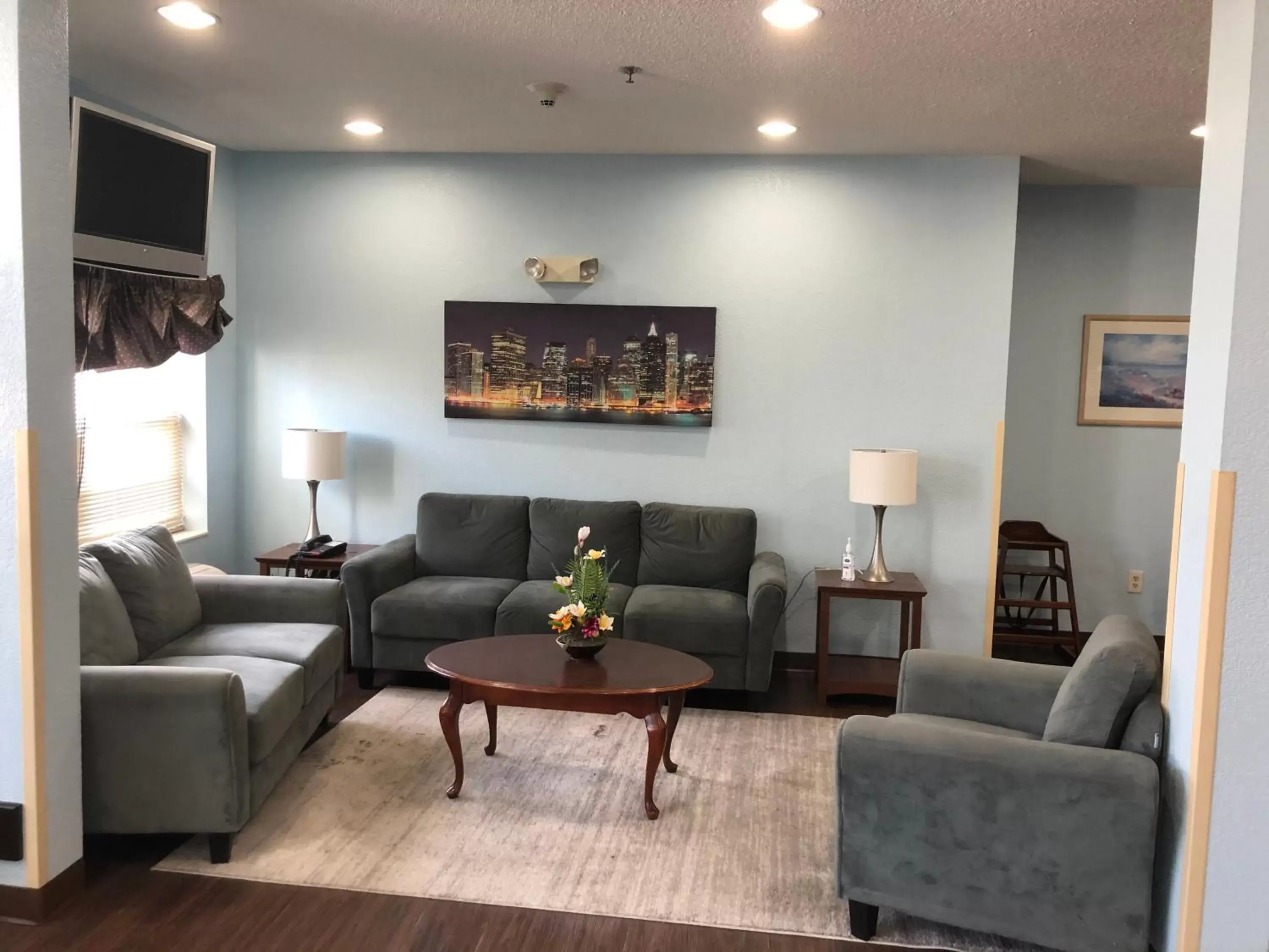 Lounge/Bar in Howard Johnson by Wyndham Elk Grove Village - Chicago O'Hare