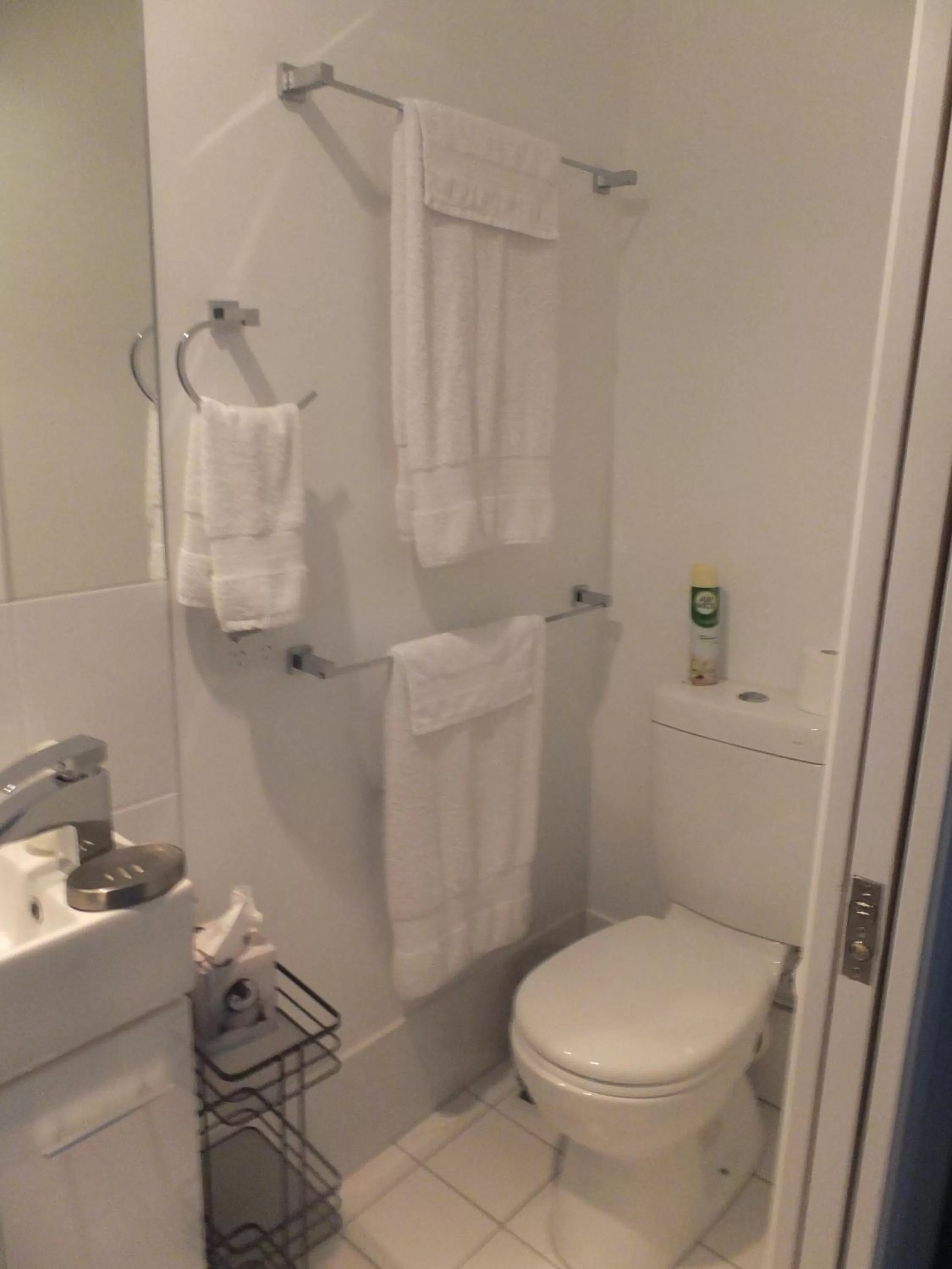 Bathroom in Torquay Terrace Bed & Breakfast