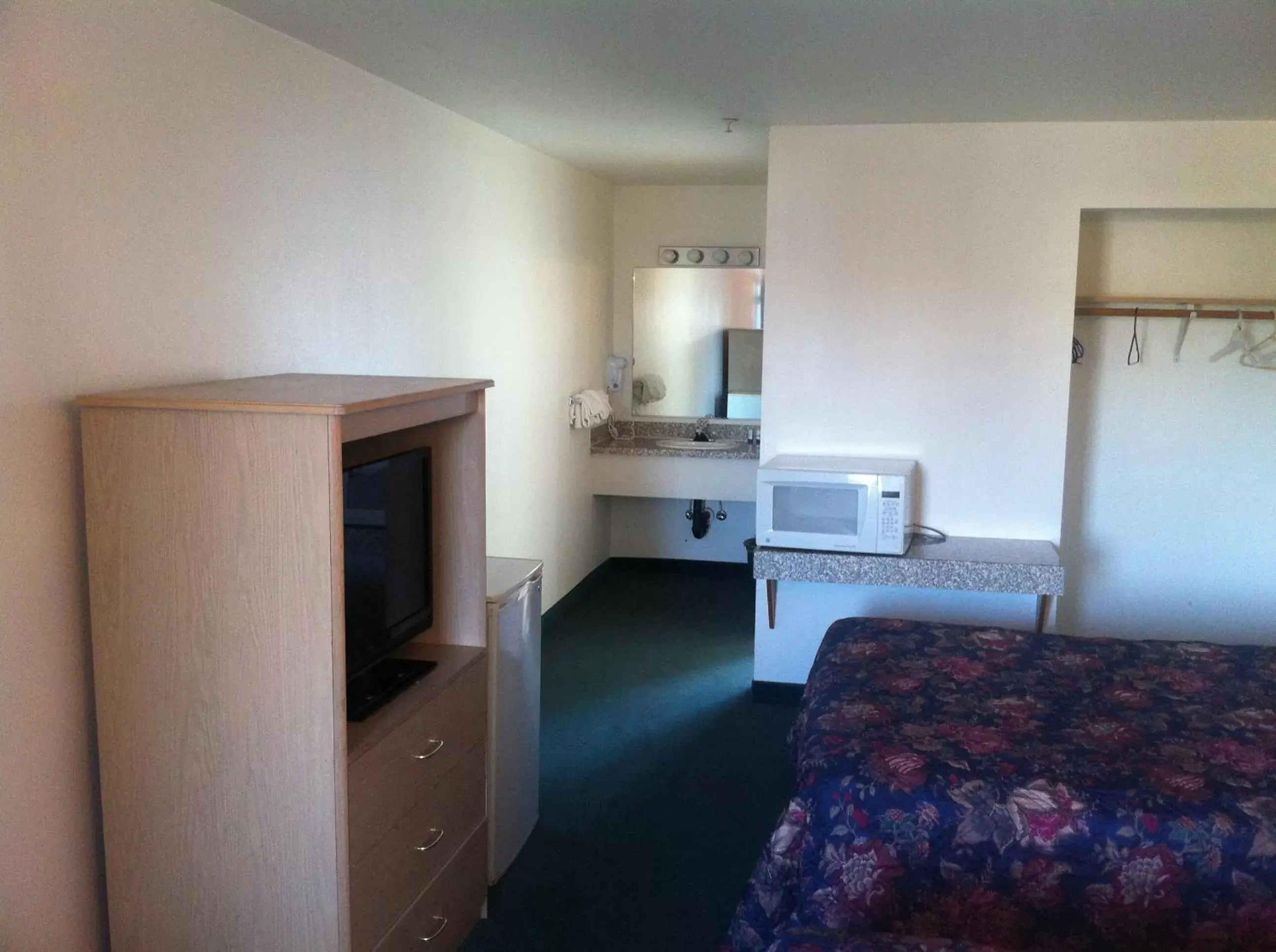 Bed, TV/Entertainment Center in Crown Inn