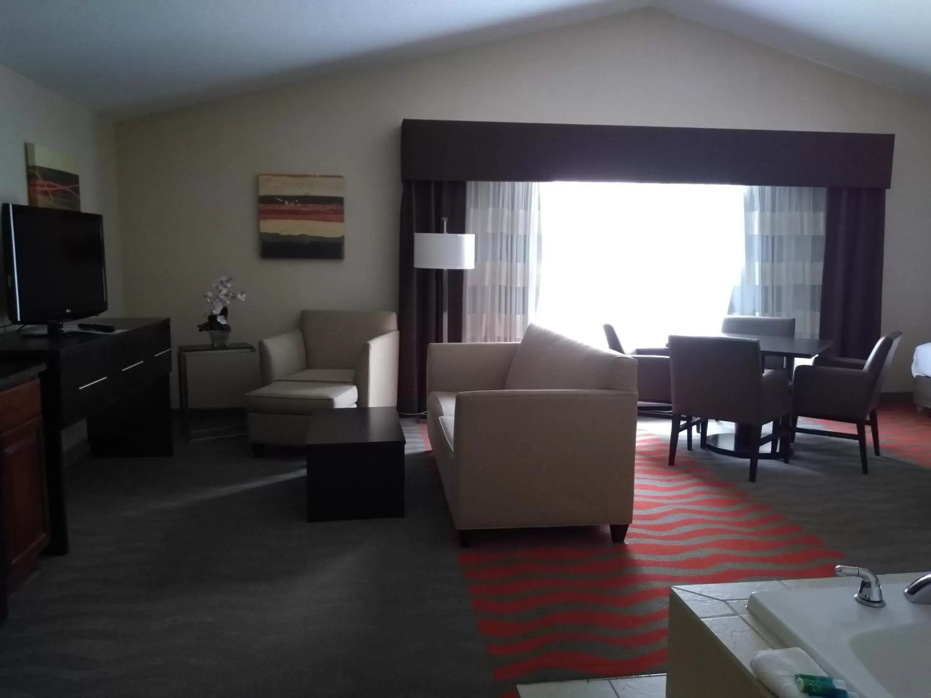 Photo of the whole room, Seating Area in Holiday Inn Express Hotel & Suites Waterford, an IHG Hotel