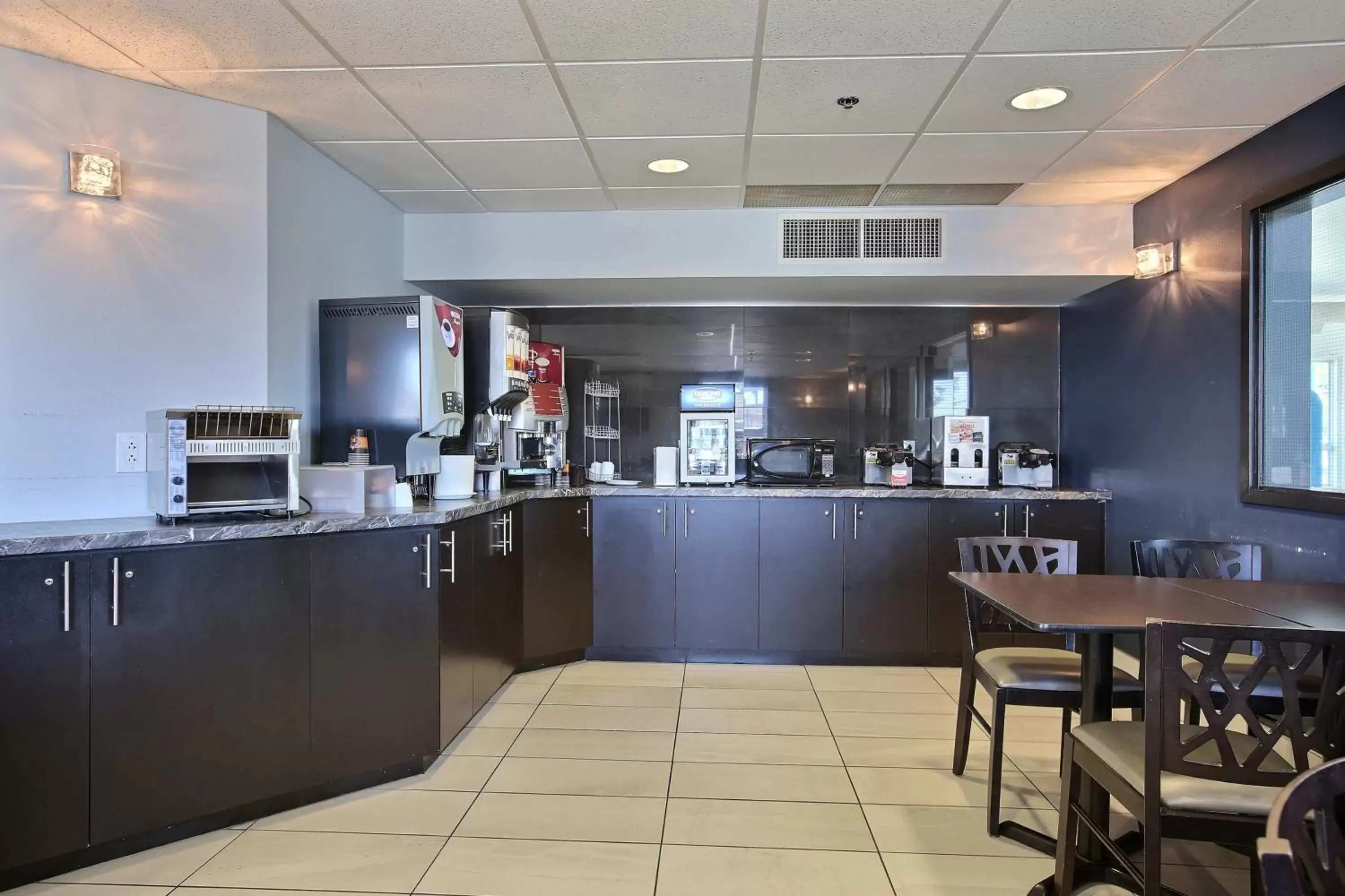 Continental breakfast, Restaurant/Places to Eat in Super 8 by Wyndham Lachenaie/Terrebonne