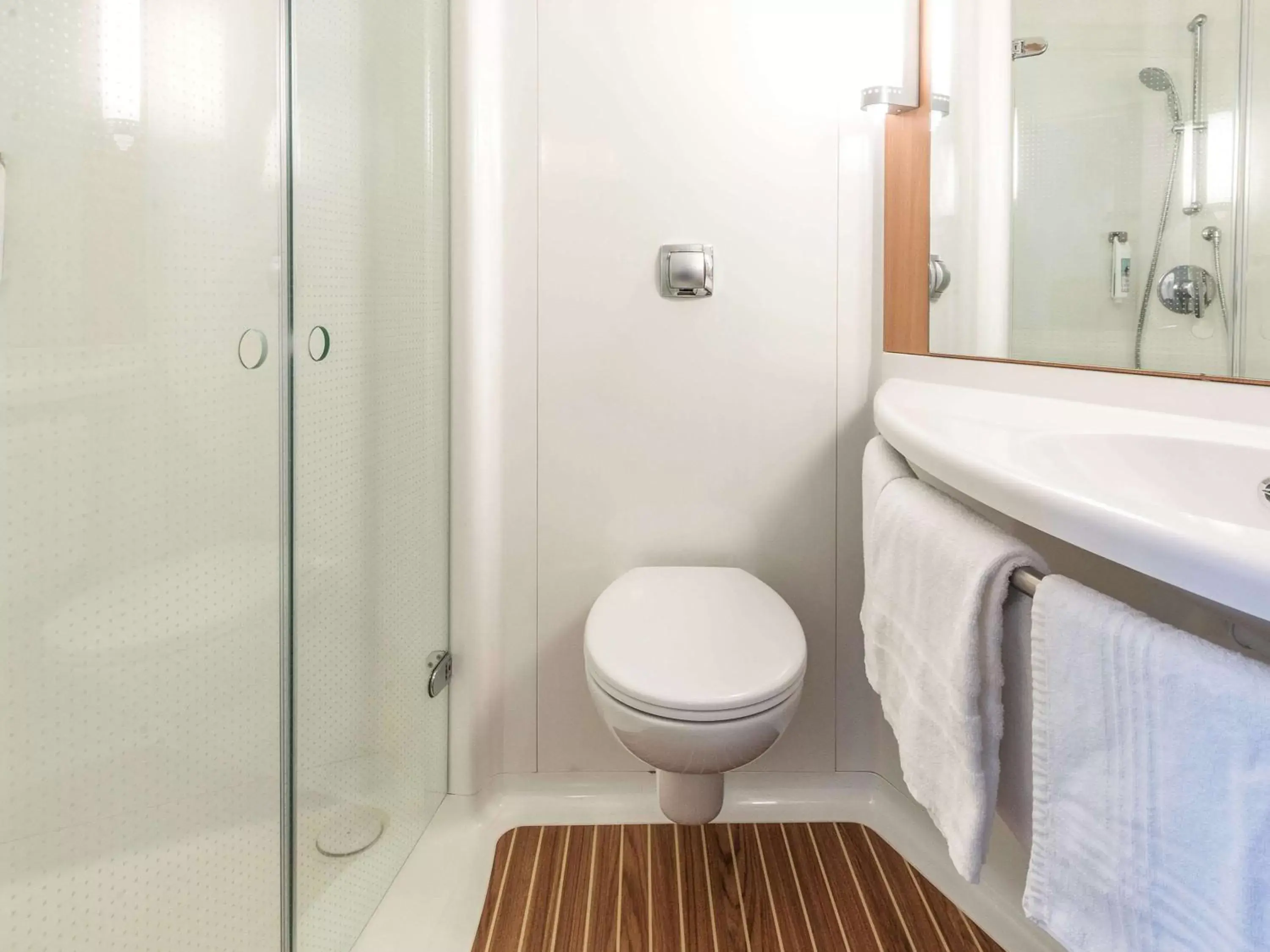 Shower, Bathroom in ibis Issoire