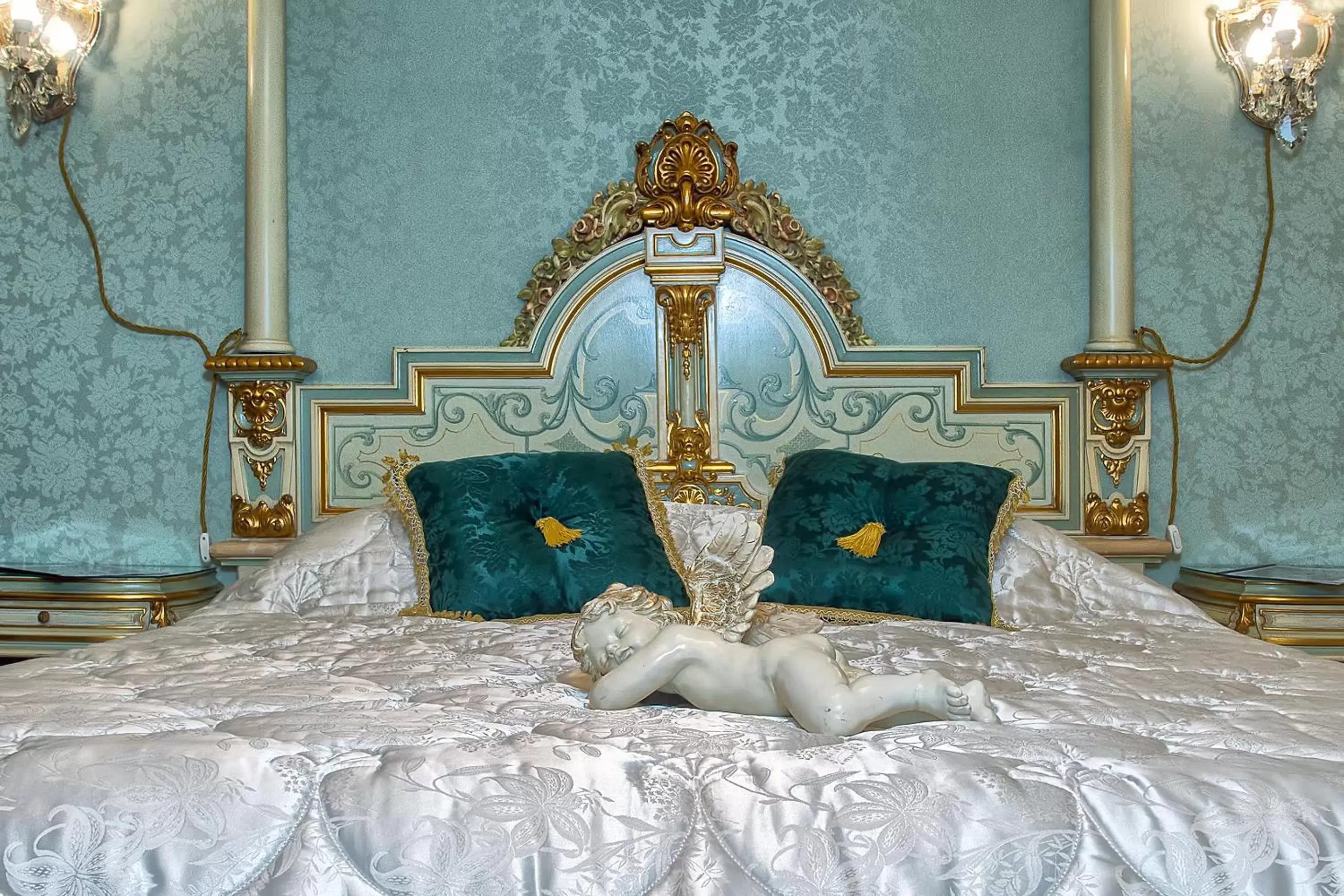 Decorative detail, Bed in Scalon del Doge