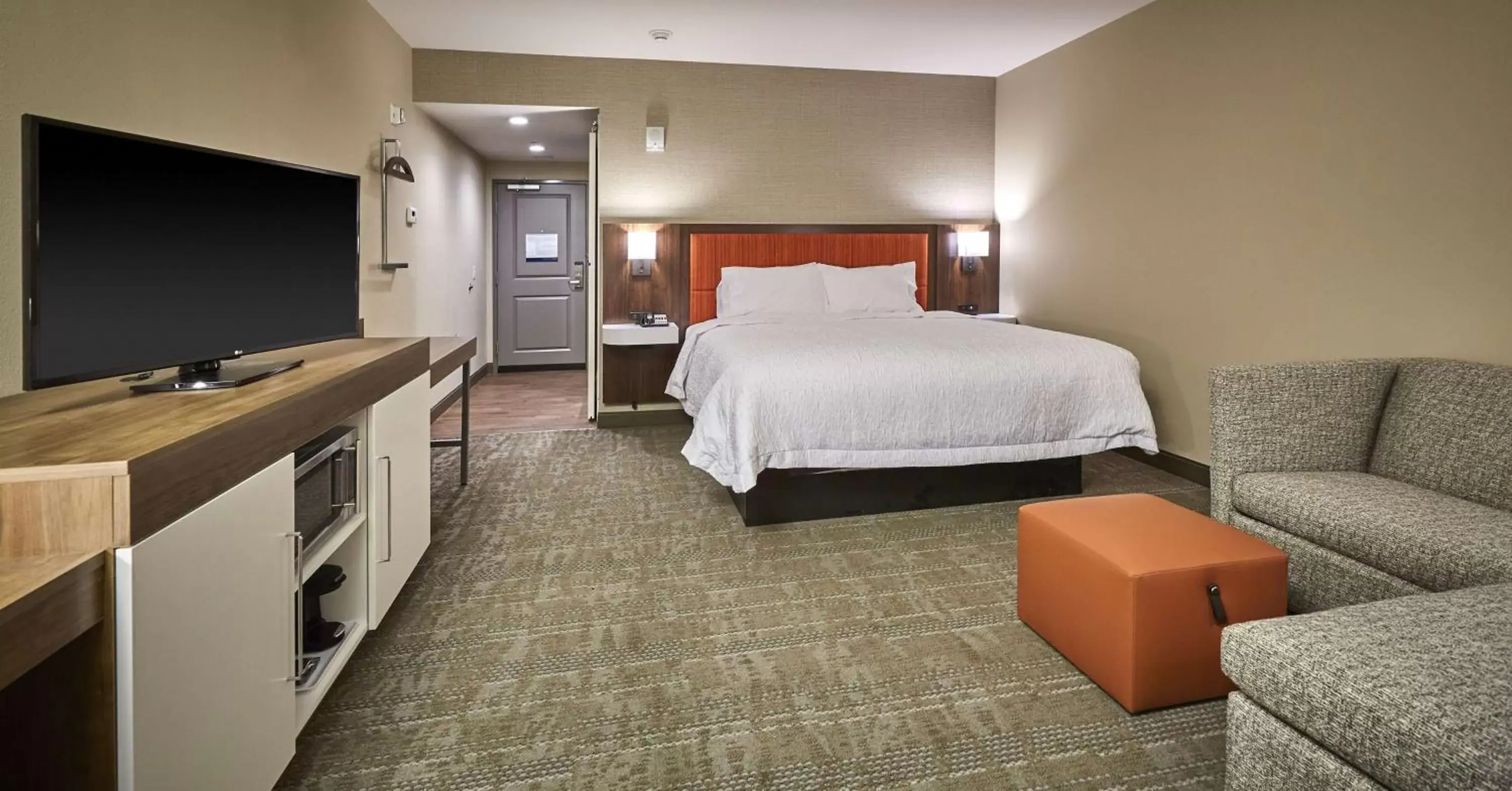 Bedroom, Bed in Hampton Inn & Suites Roseburg