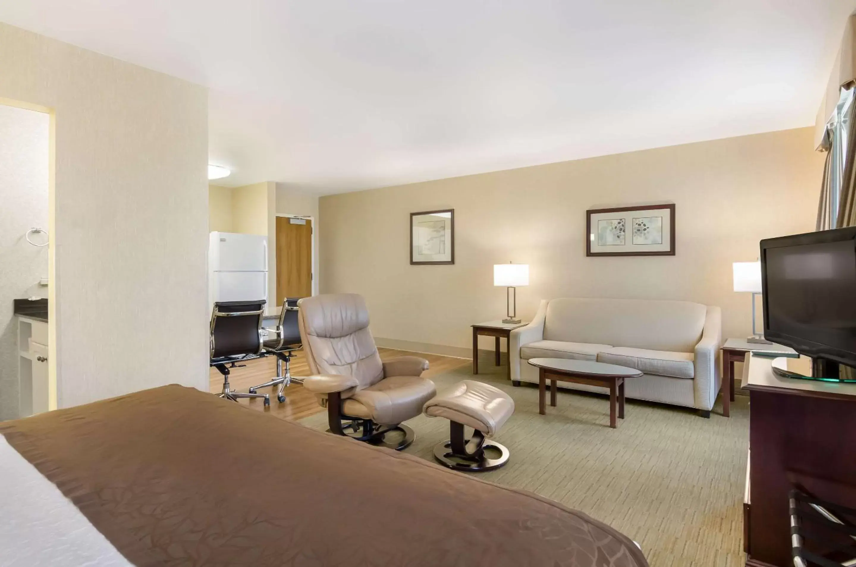 Bedroom, Bed in MainStay Suites Airport