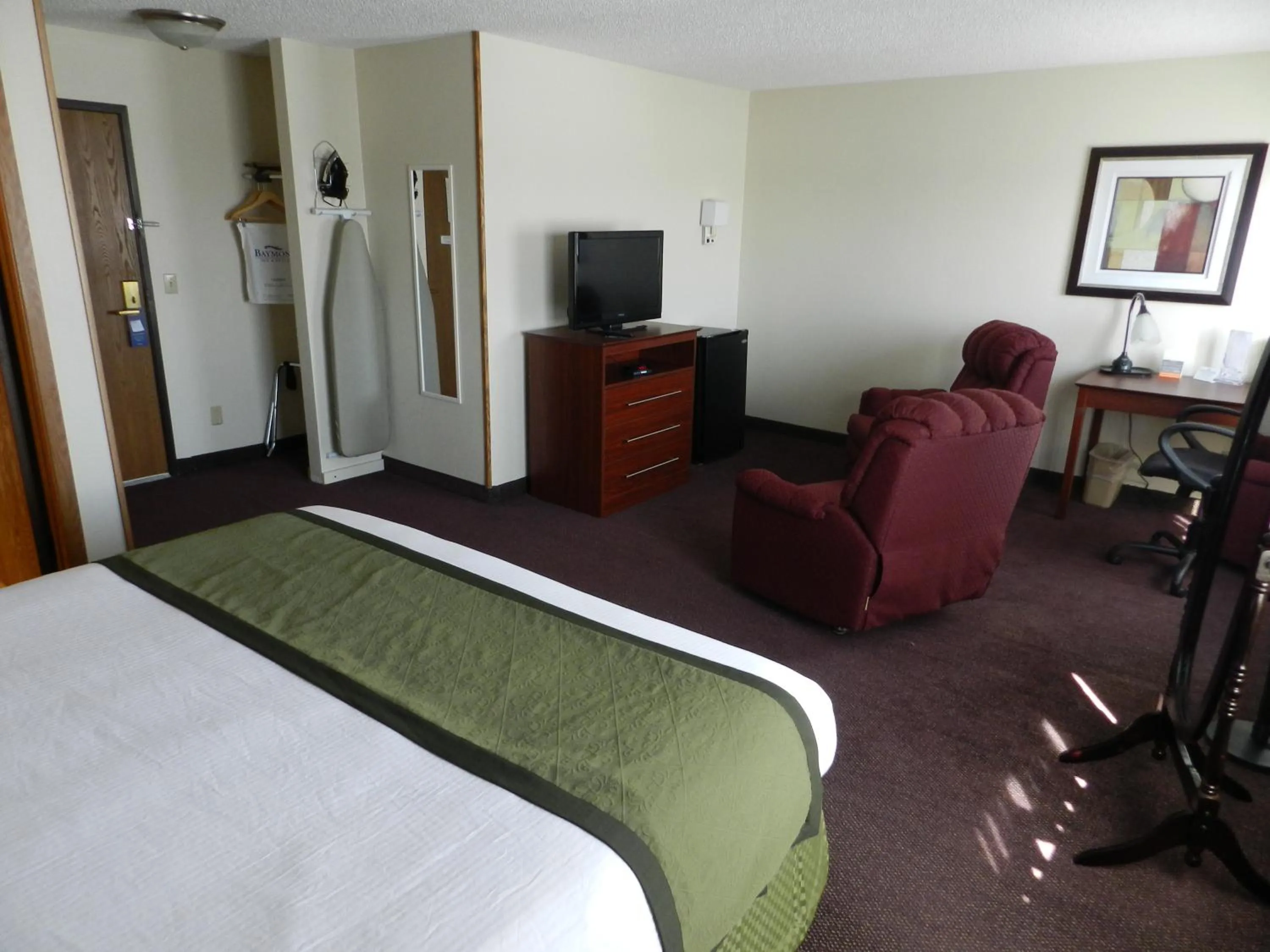 Living room, Bed in Baymont by Wyndham Dubuque