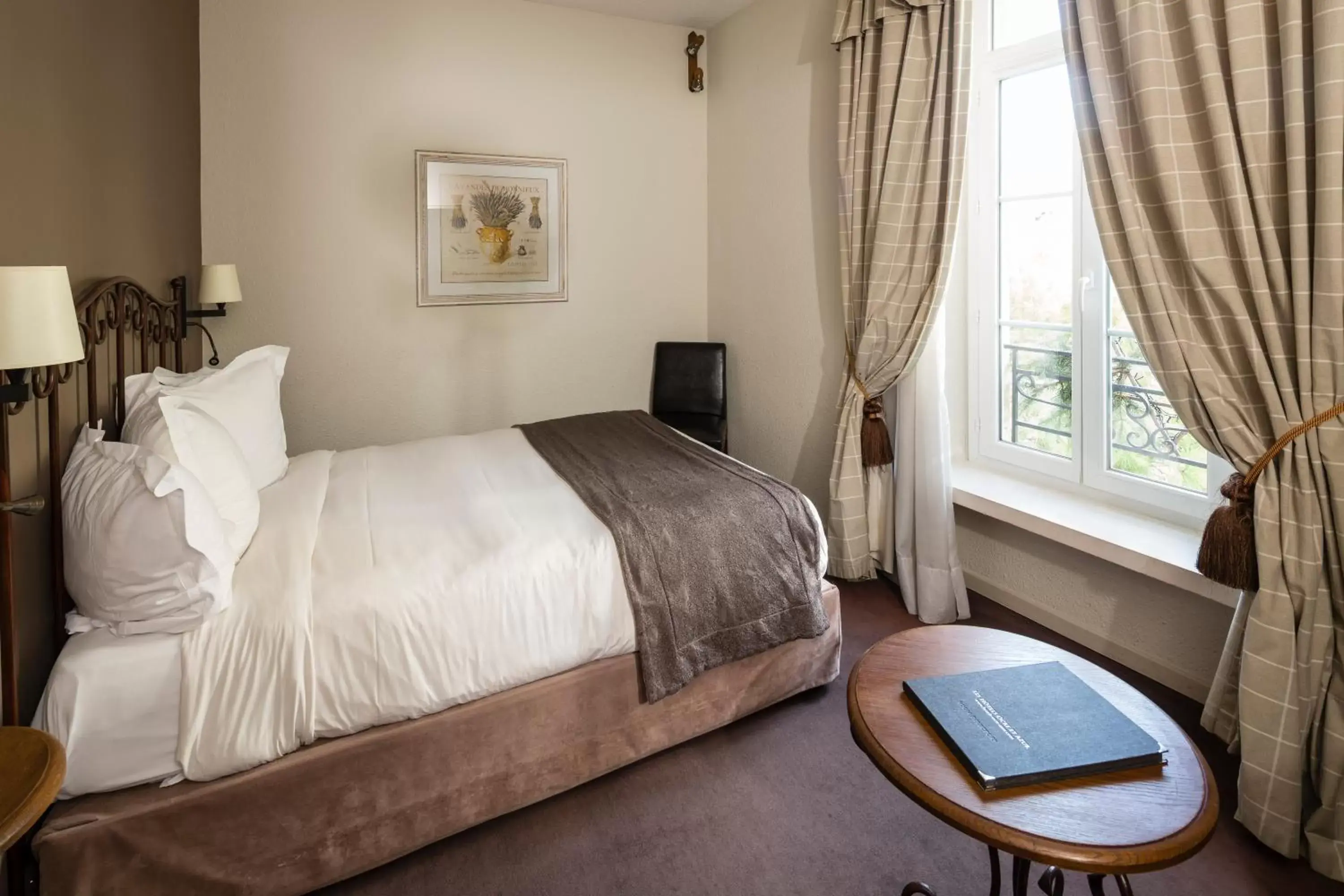 Photo of the whole room, Bed in Hôtel de l'Horloge