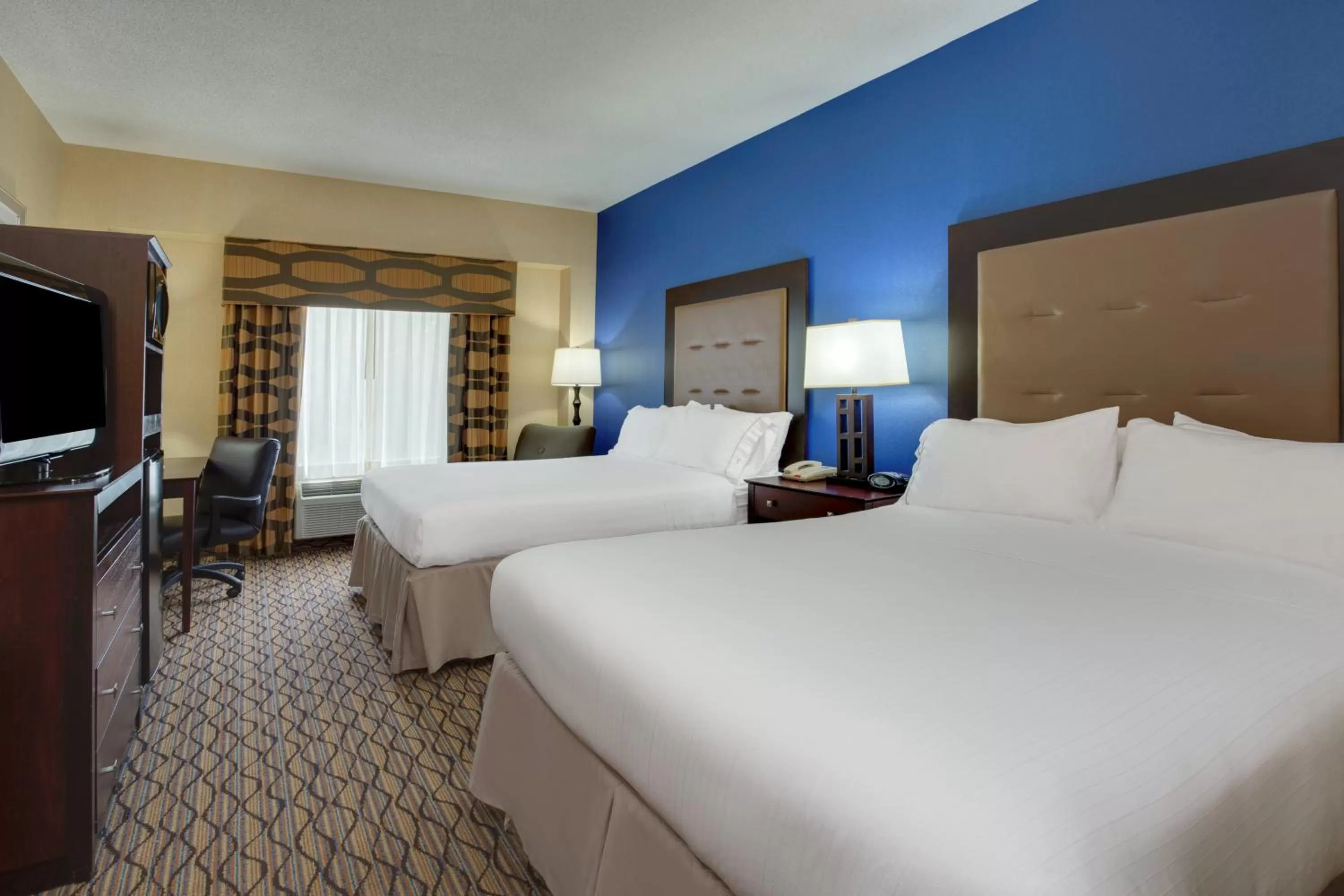 Photo of the whole room, Bed in Holiday Inn Express Tower Center New Brunswick by IHG