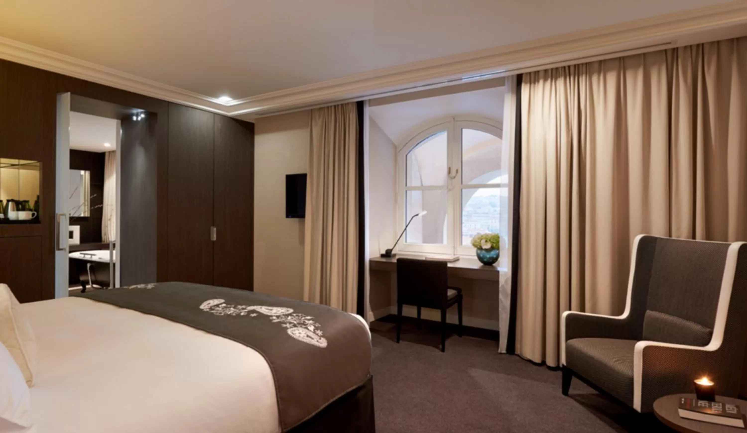 Bedroom, Bed in InterContinental Marseille - Hotel Dieu by IHG