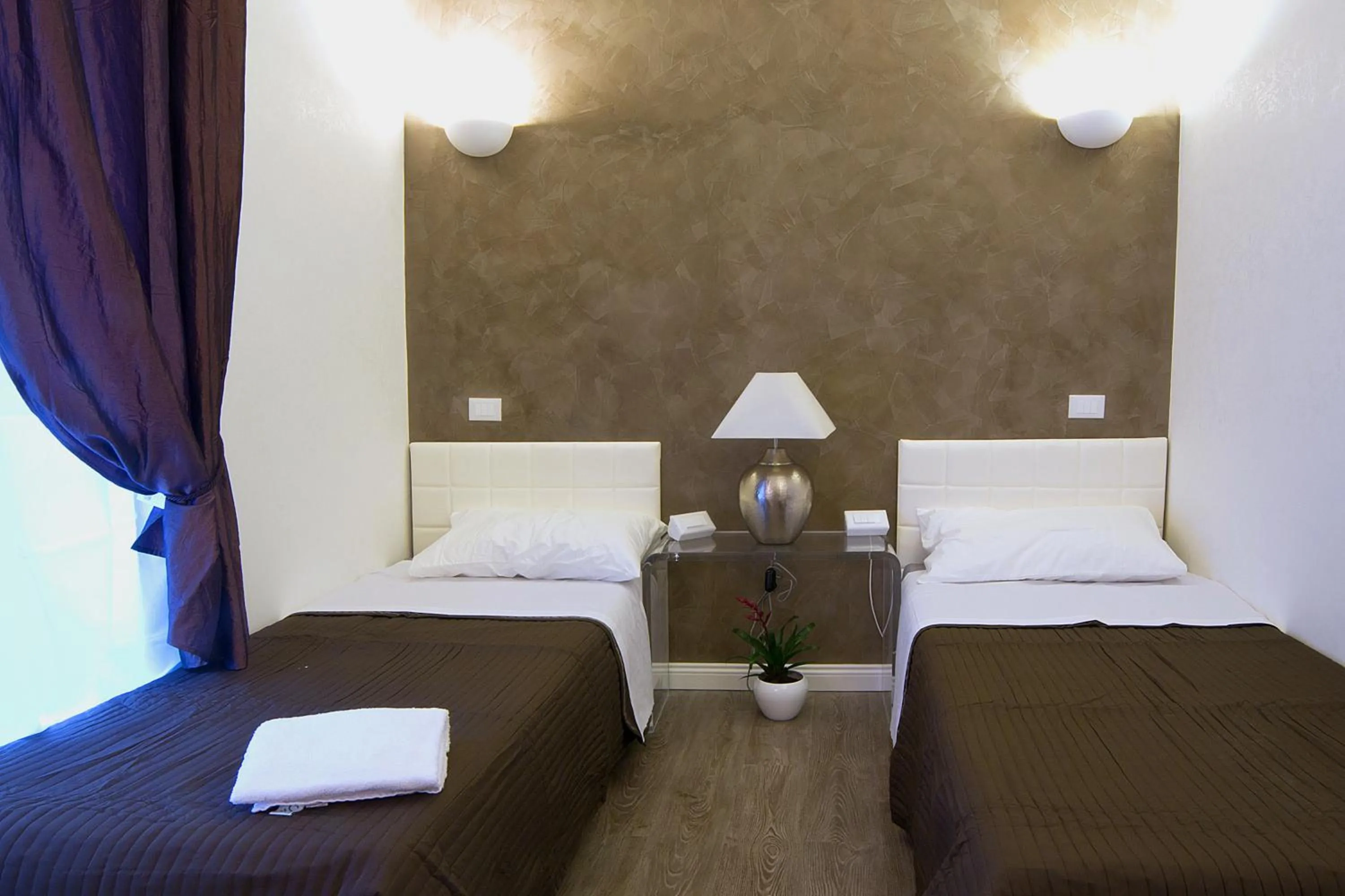 Photo of the whole room, Bed in Rome Key Home