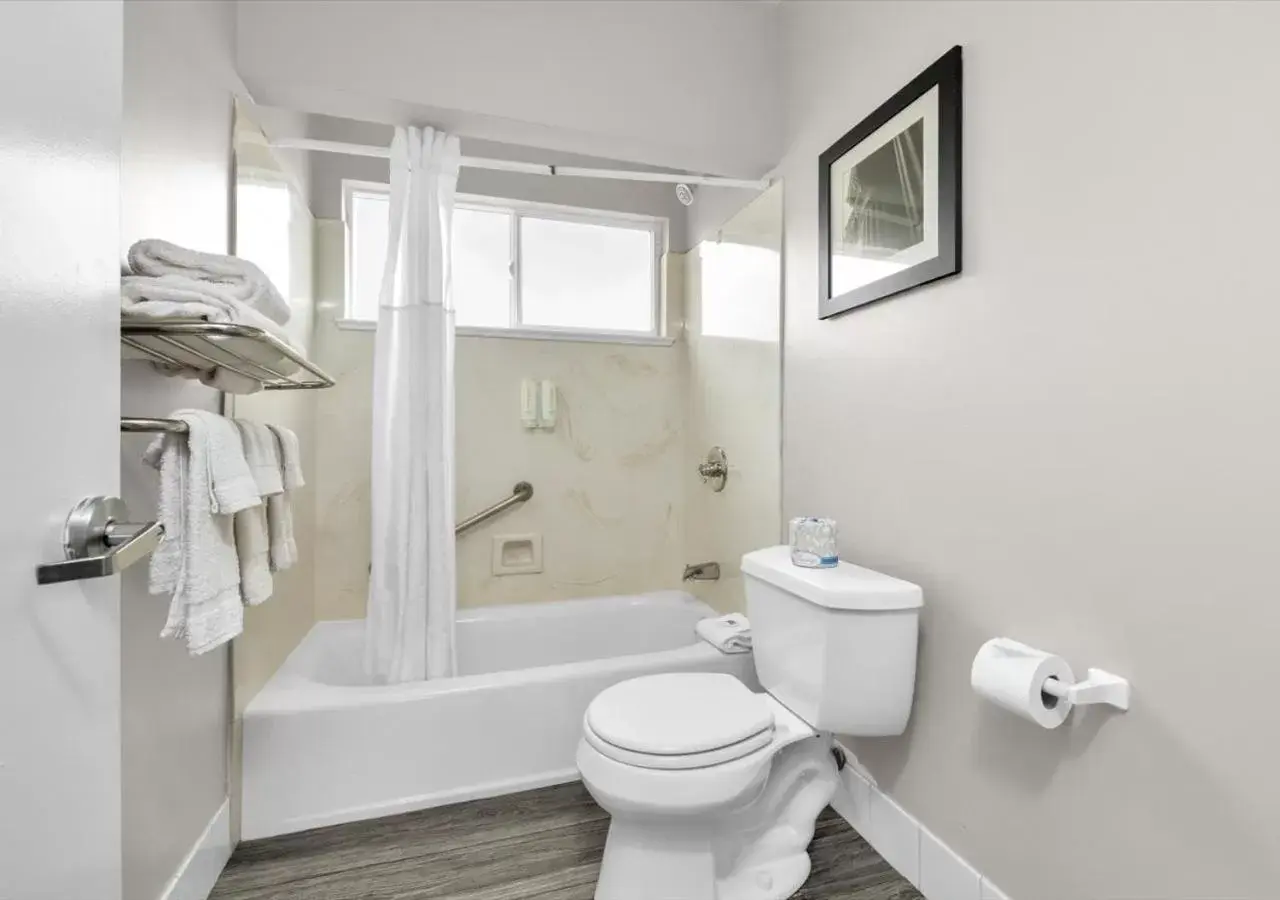 Toilet, Bathroom in Rodeway Inn & Suites San Francisco - Great Highway