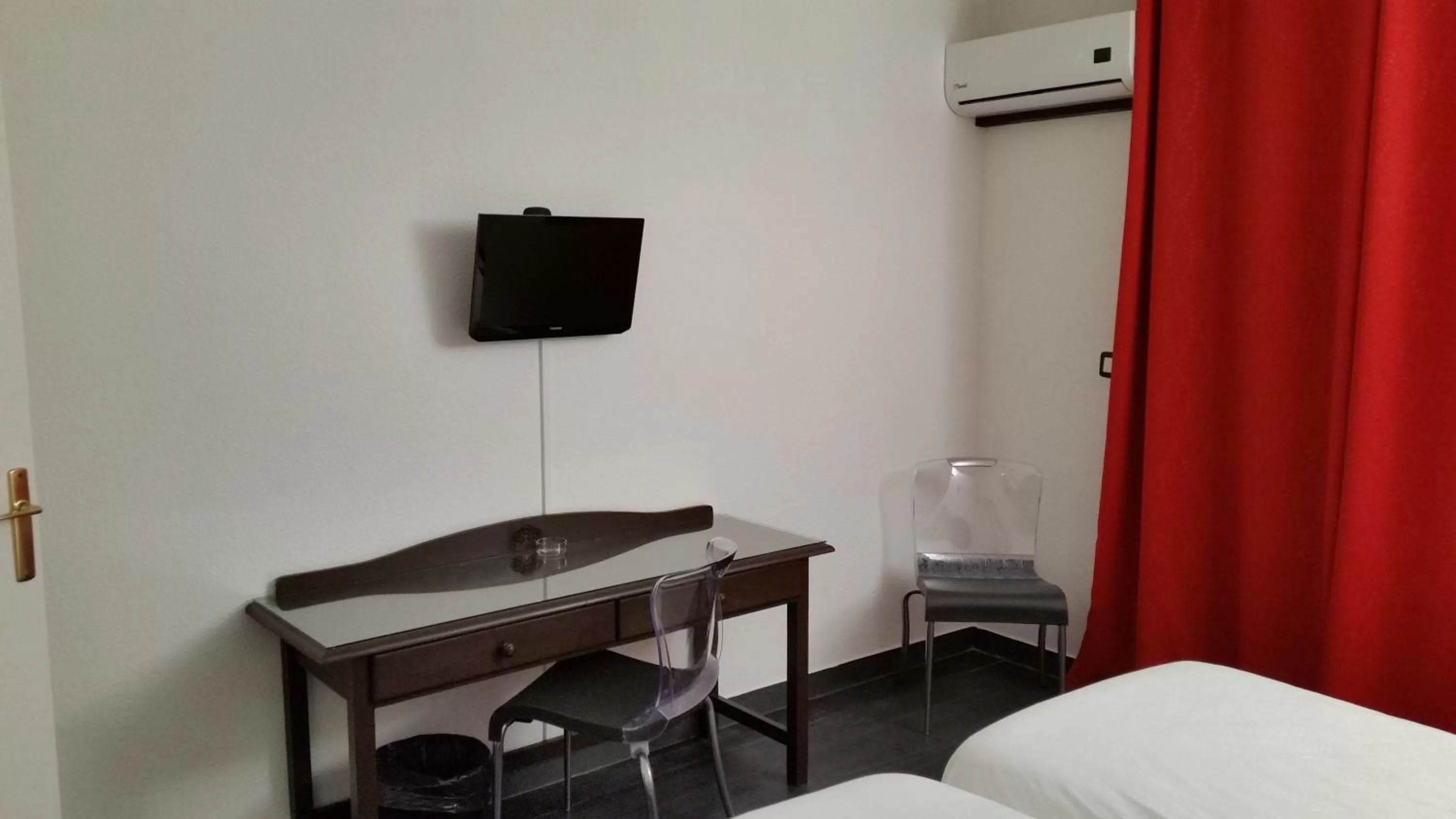 Bedroom, Bed in Le Neoulous