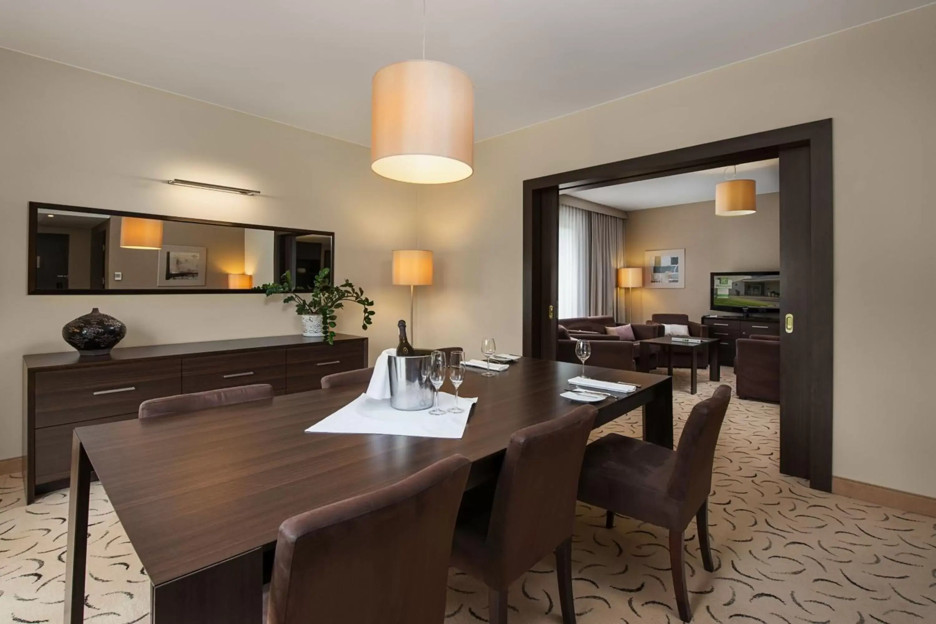 Photo of the whole room, Dining Area in Holiday Inn Resort Warsaw Józefów, an IHG Hotel