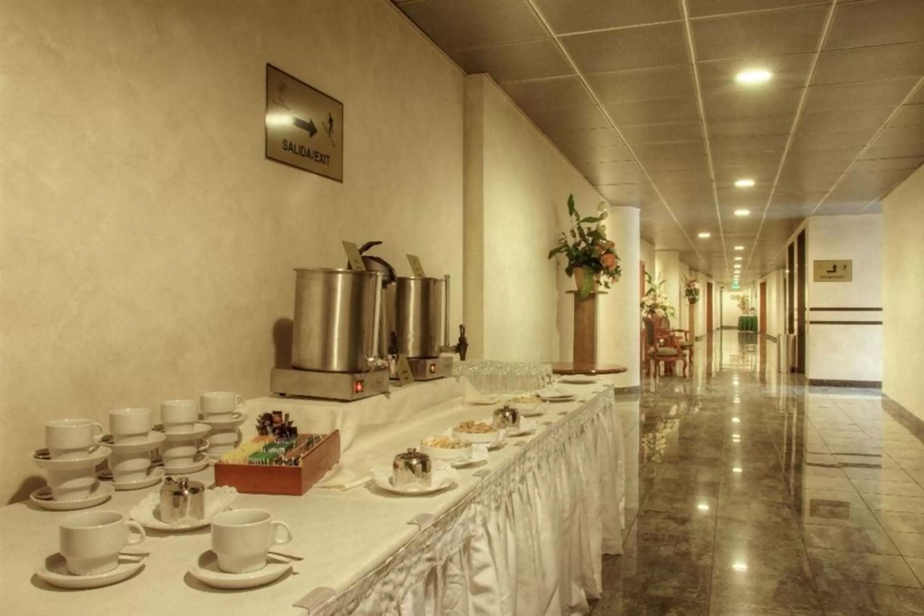 Coffee/tea facilities in Hotel Diego de Almagro Aeropuerto