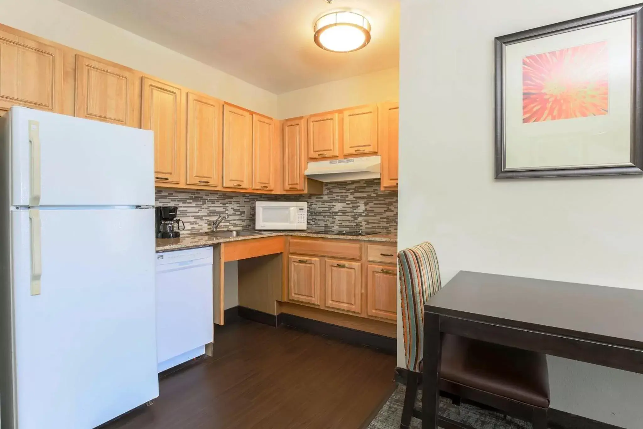 Photo of the whole room, Kitchen/Kitchenette in Staybridge Suites Columbus-Dublin, an IHG Hotel