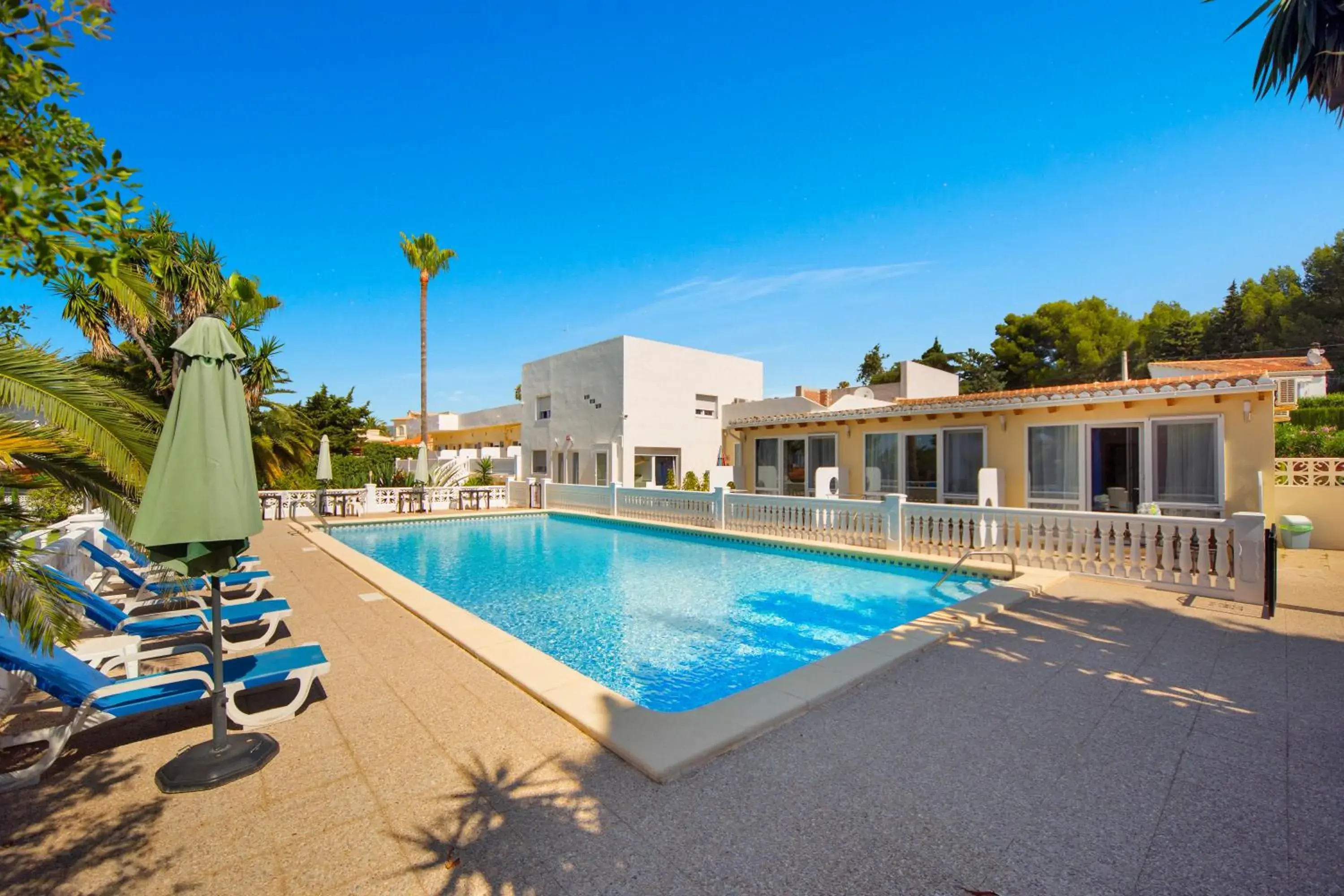 Swimming Pool in Aparthotel Carrio Sol - Monty´s