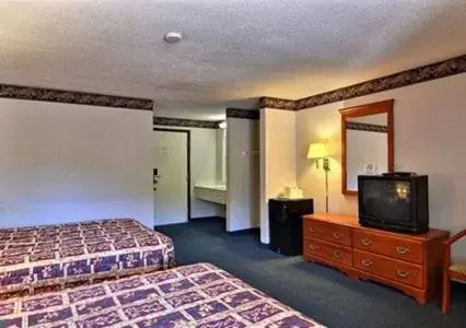 Queen Room with Two Queen Beds - Smoking in Rodeway Inn Bedford