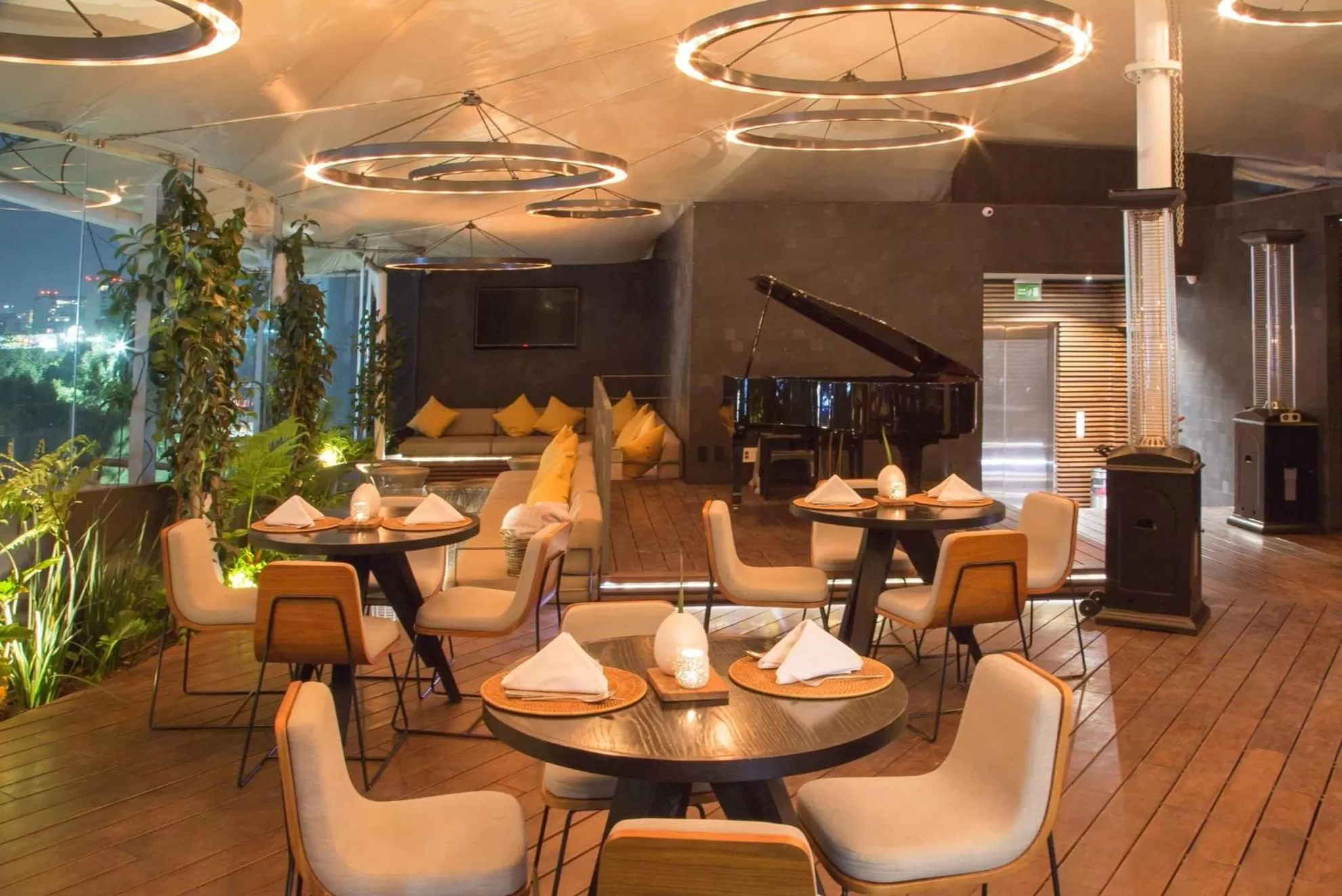 Restaurant/places to eat in Suites Contempo
