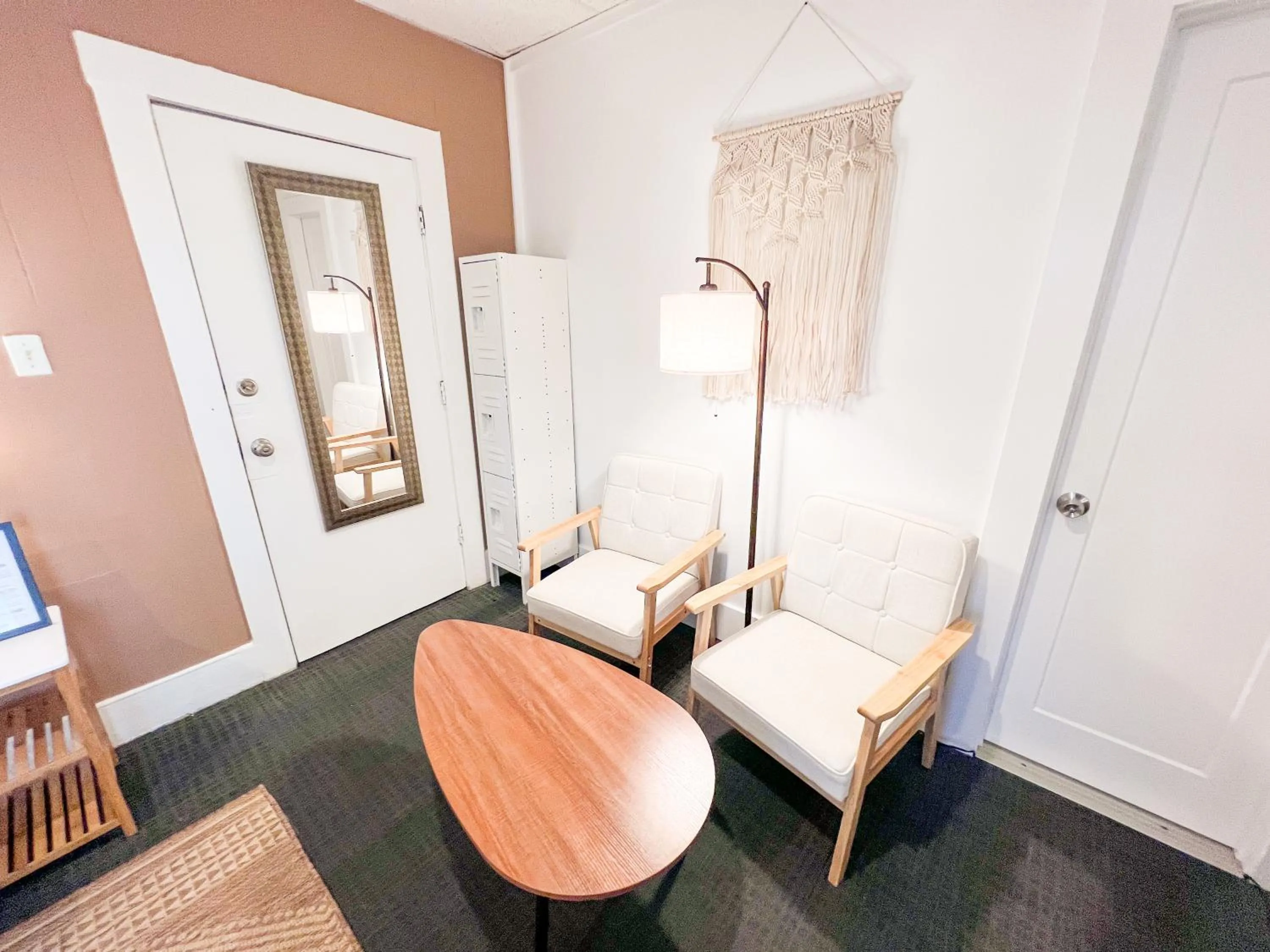 Bedroom, Seating Area in ITH Surf City Hostel Hermosa Beach