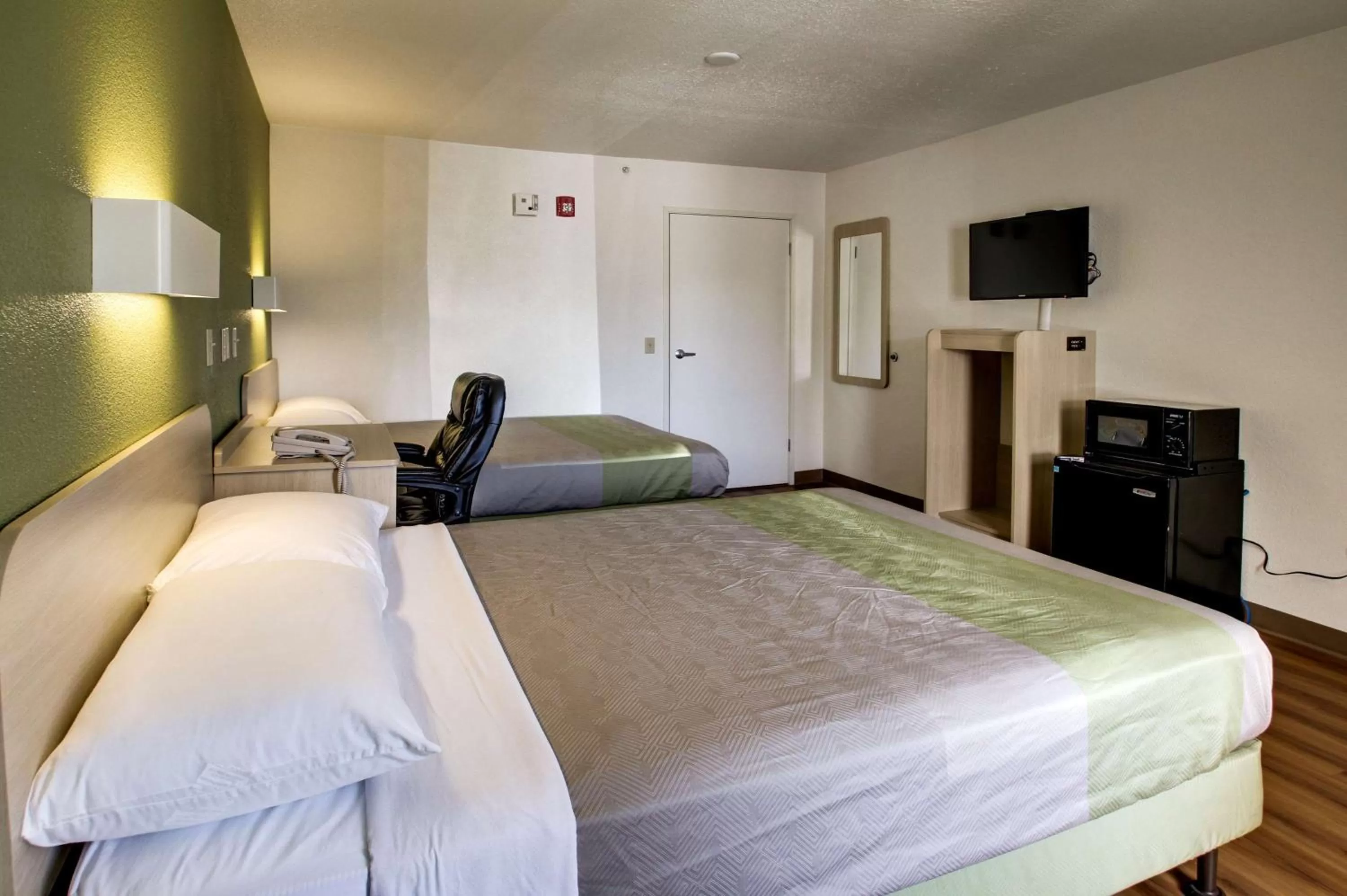 TV and multimedia in Motel 6-Ogden, UT - Riverdale