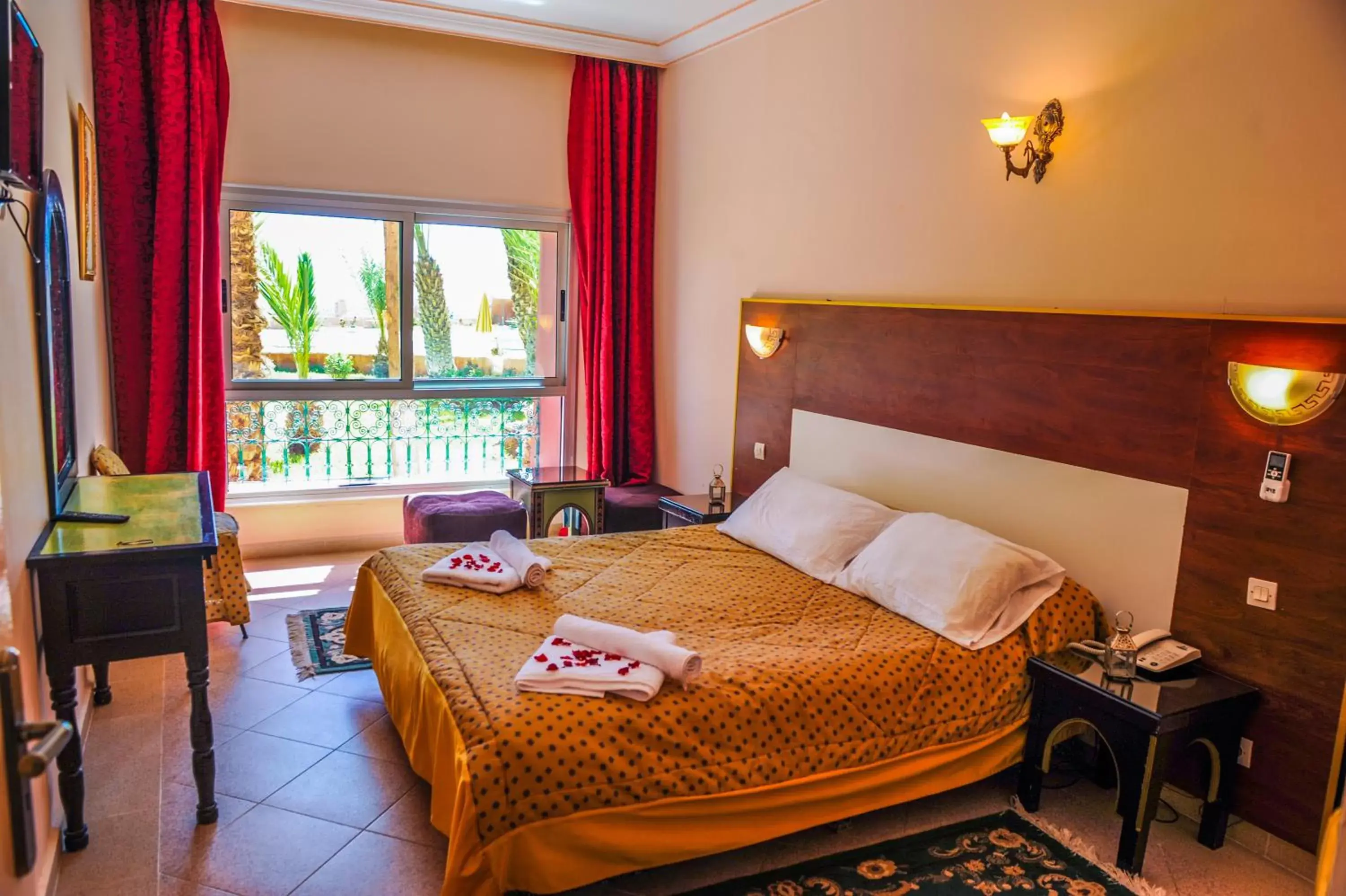 Living room, Bed in Hotel Saghro