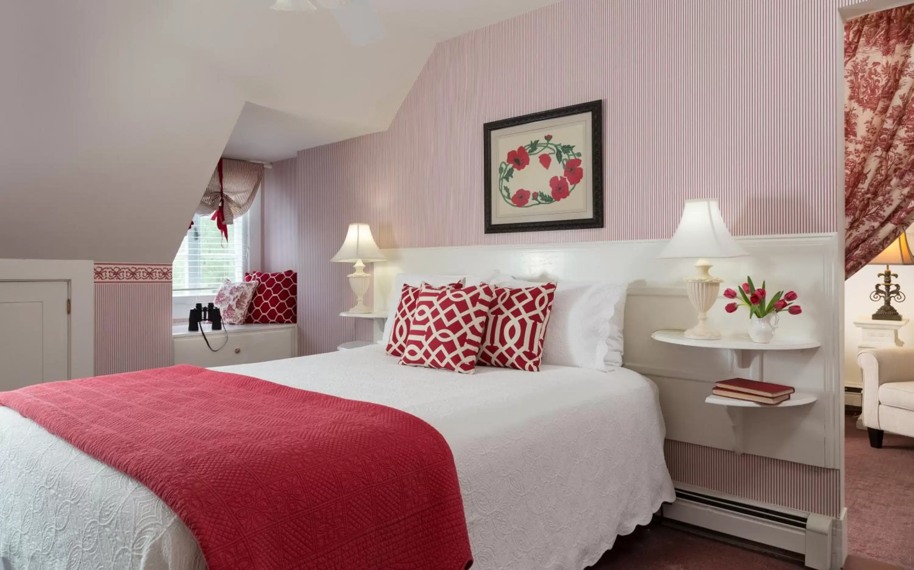 Bedroom, Bed in Four Chimneys Inn