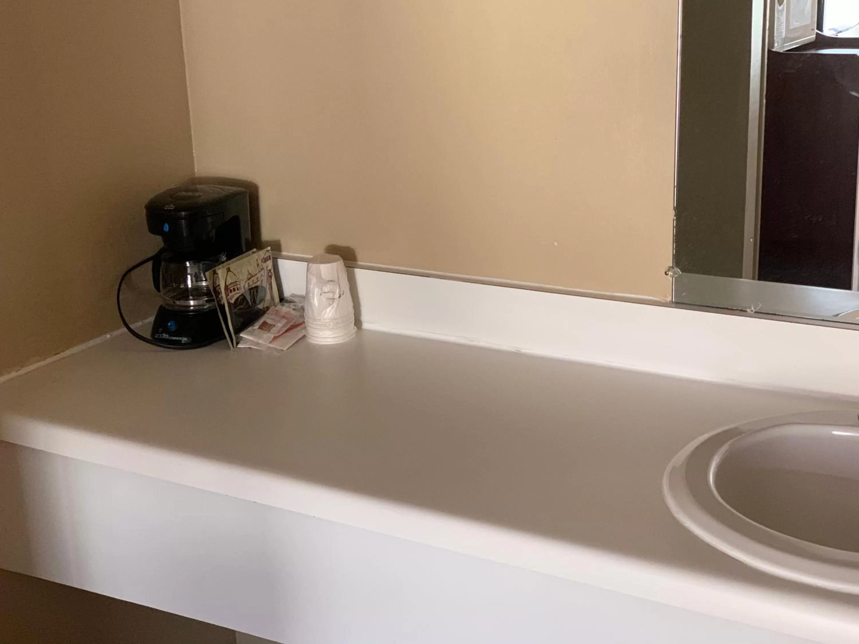 Coffee/tea facilities in Travelowes Motel - Maggie Valley