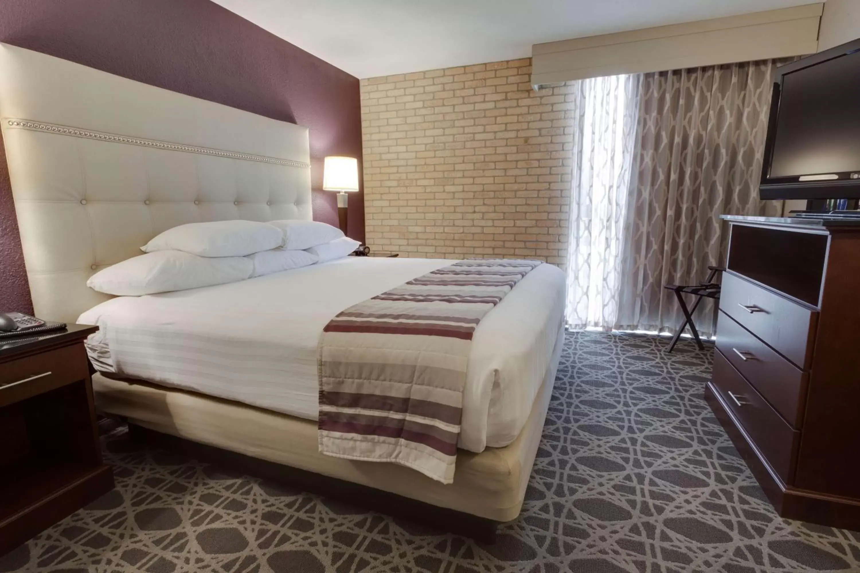 Photo of the whole room, Bed in Drury Inn & Suites San Antonio Northeast