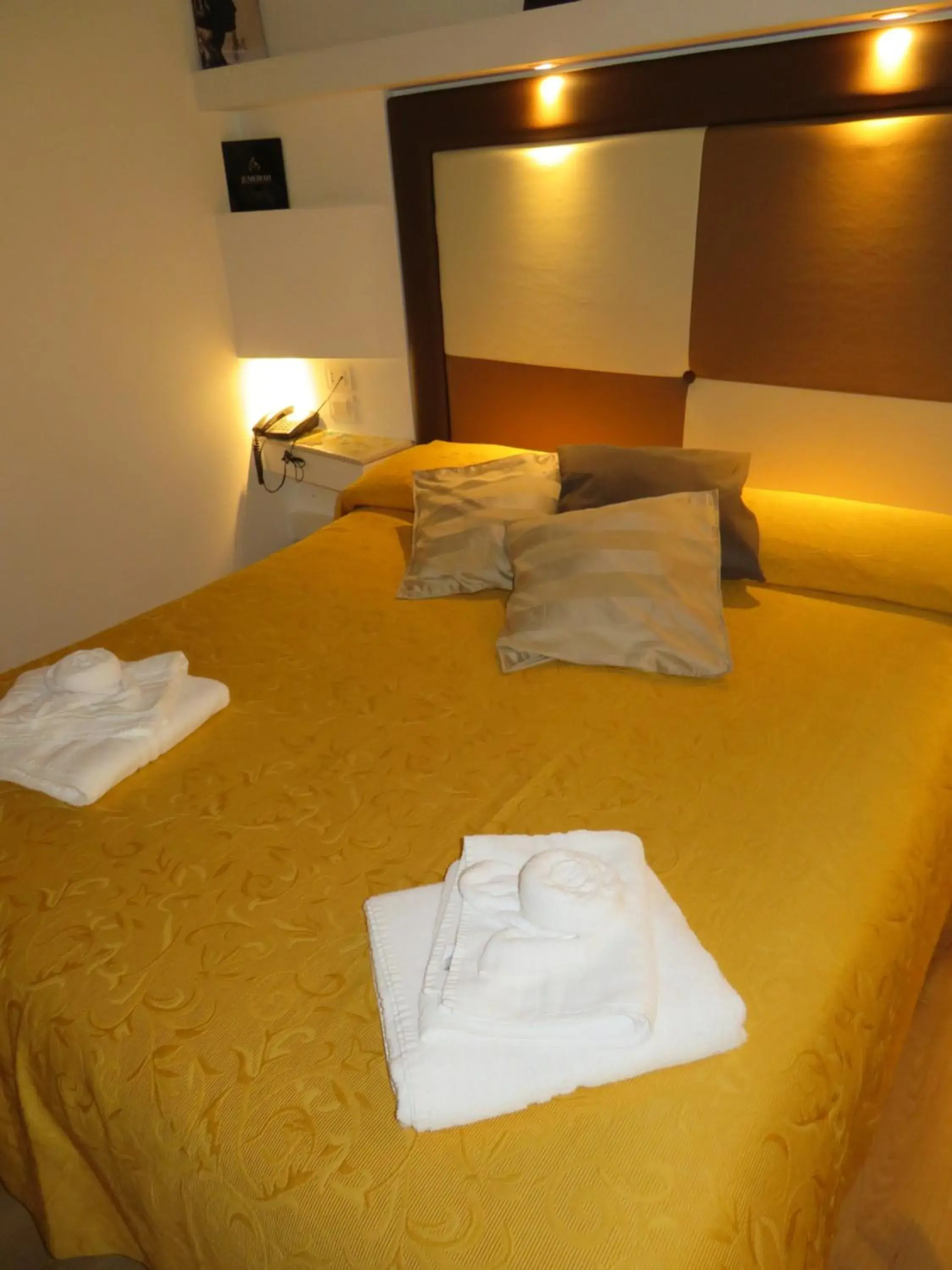 Shower, Bed in Albergo Del Centro Storico