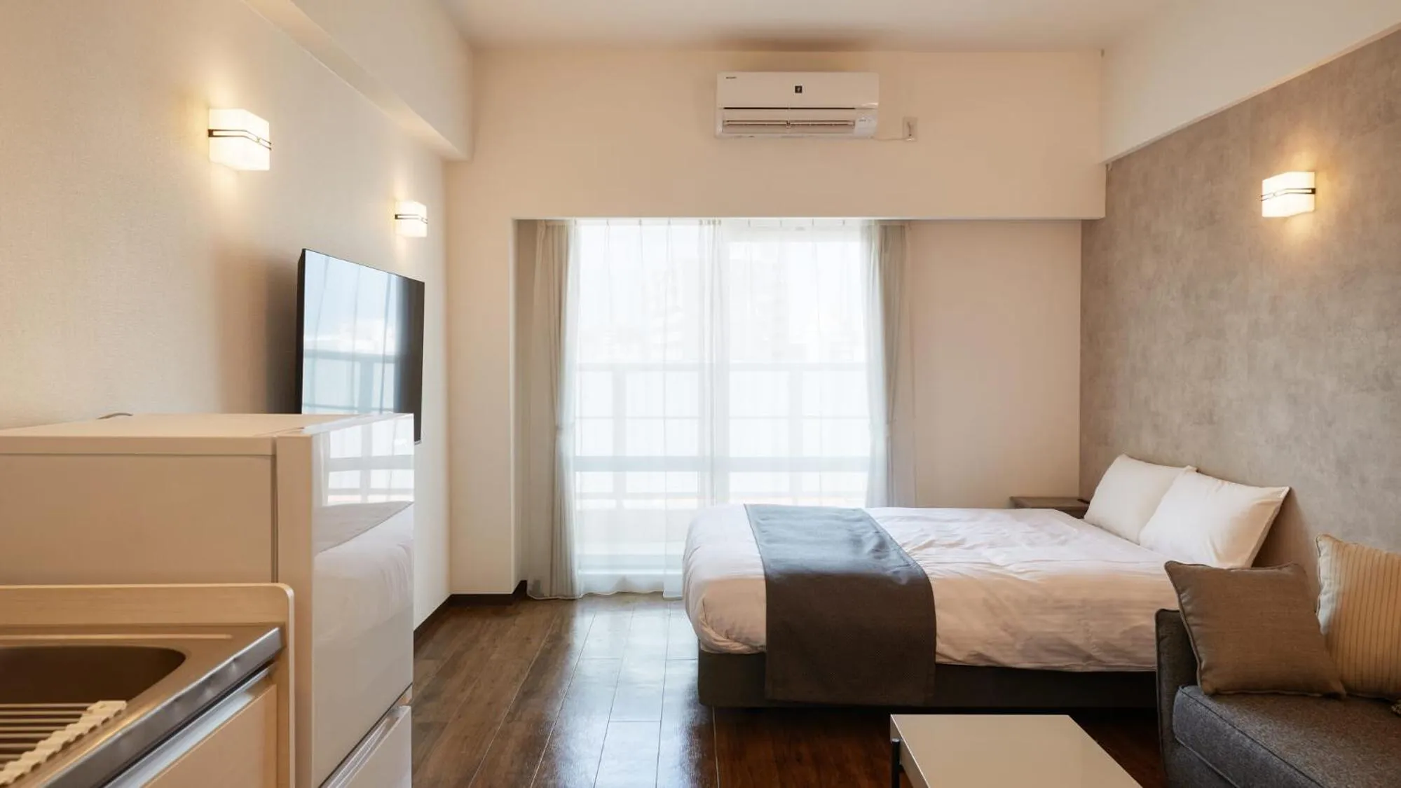 Photo of the whole room, Bed in New Normal Hotel in NAMINOUE ニューノーマルホテルイン波の上