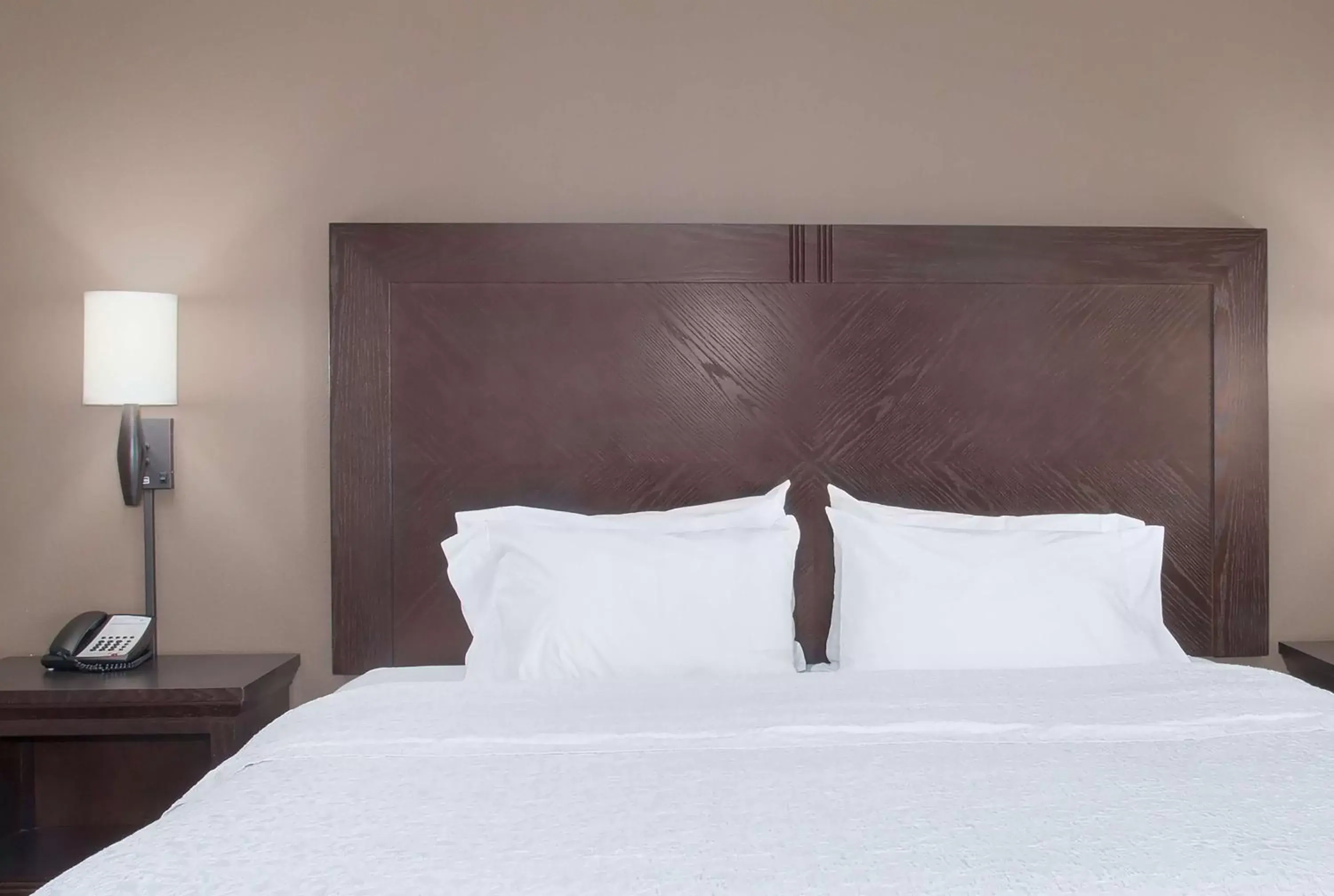 Bed in Hampton Inn & Suites I-35/Mulvane