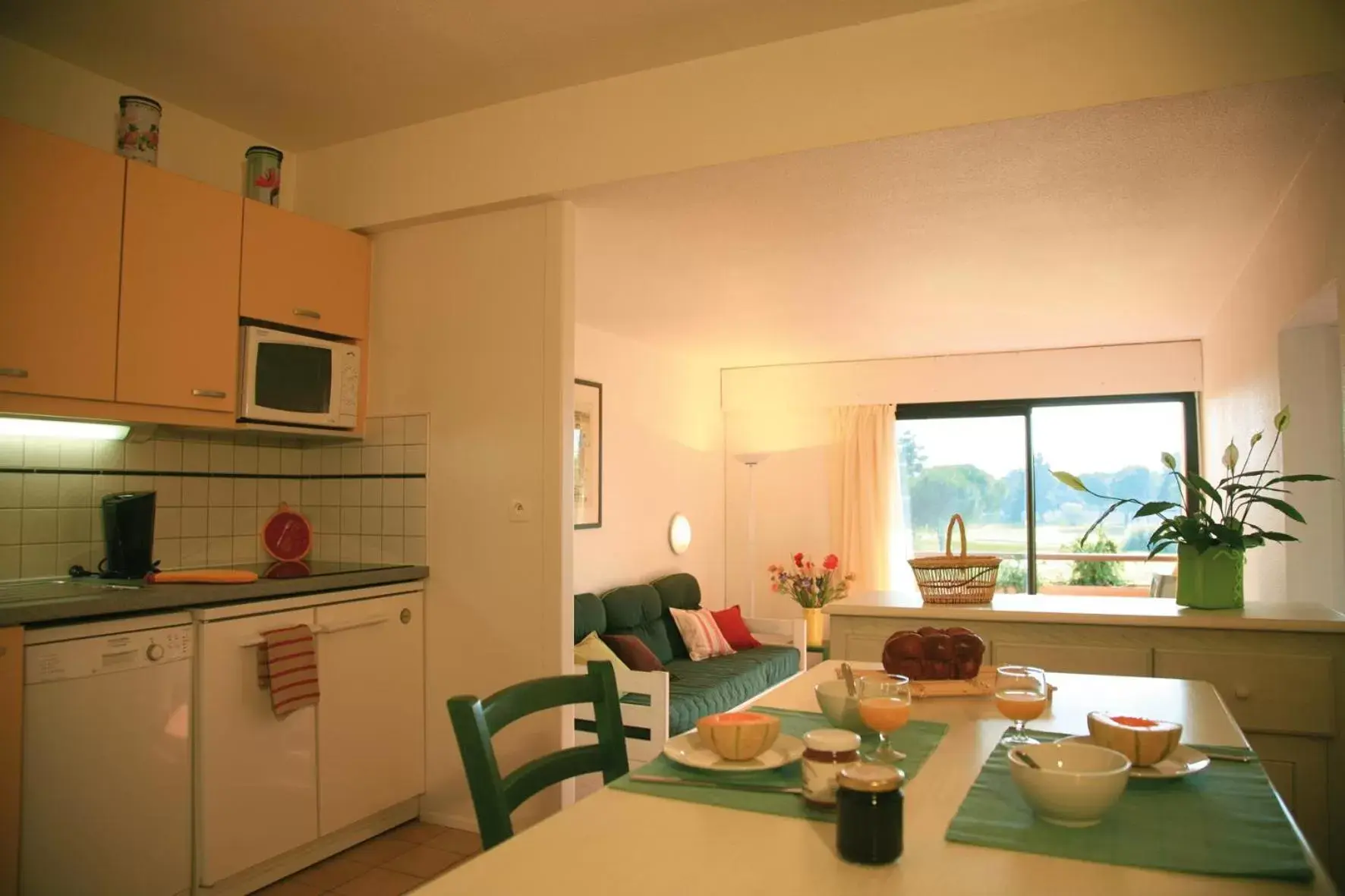 Kitchen or kitchenette, Dining Area in Lagrange Vacances Résidence du Golf