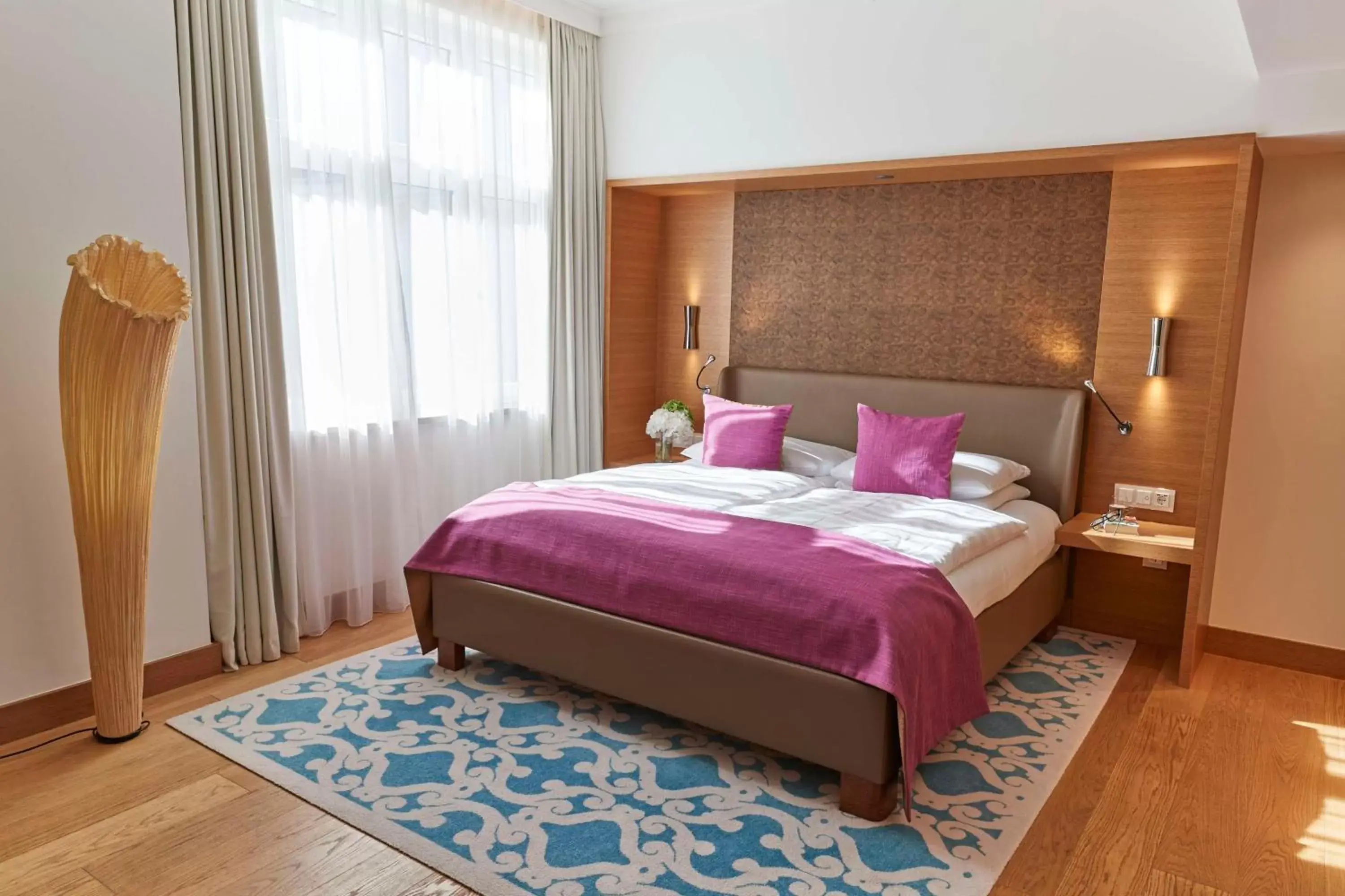 Bedroom, Bed in Vier Jahreszeiten Kempinski München