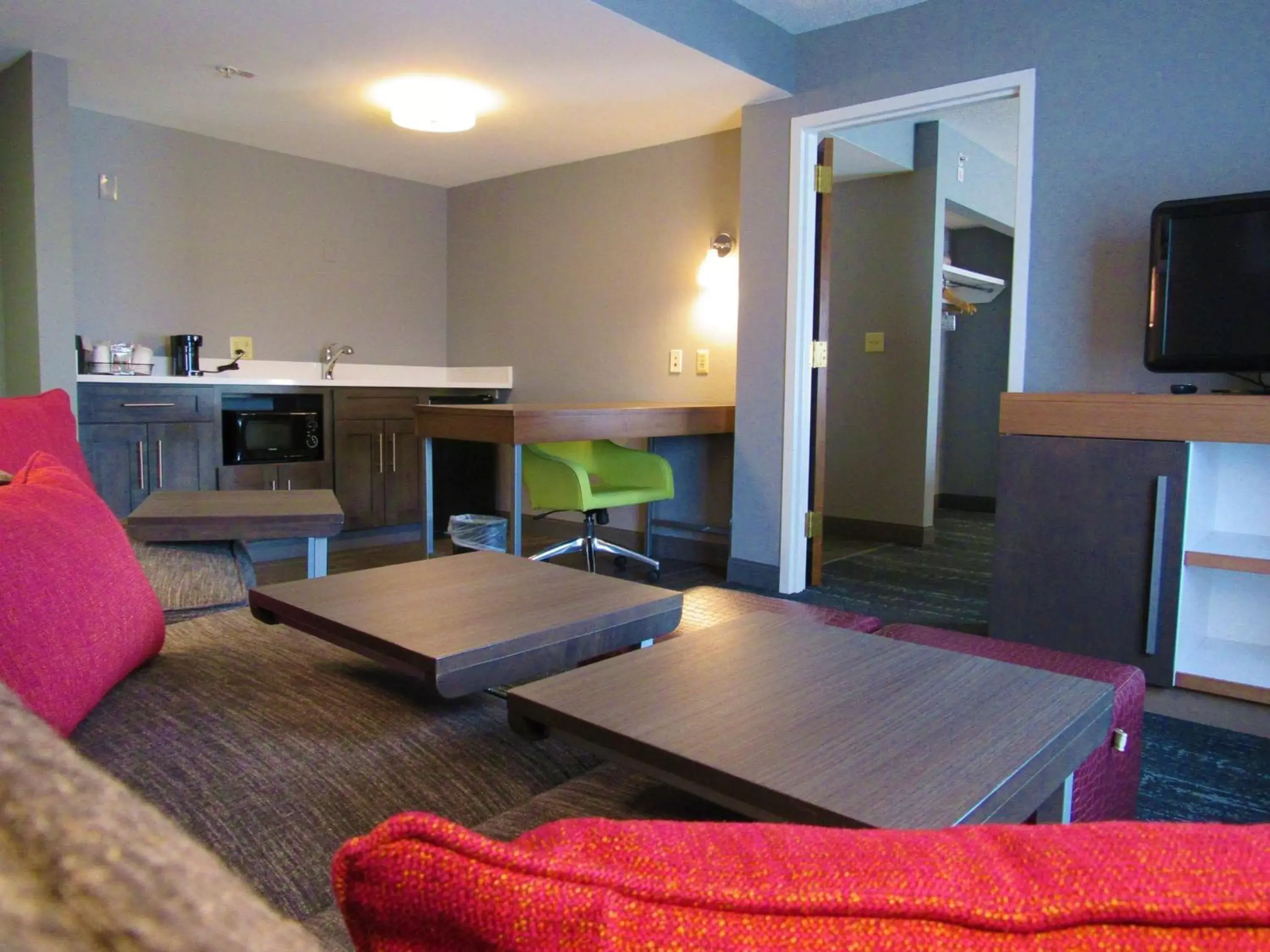 Living room, Kitchen/Kitchenette in Hampton Inn & Suites Newtown